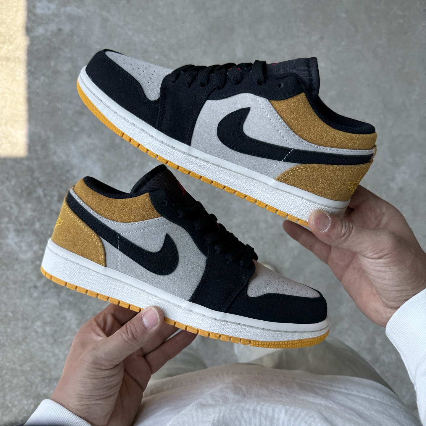  
D版 顶级性价比低帮！
Air Jordan AJ1 Low 低帮系列 麂皮黑黄
鞋型细节堪称完美，