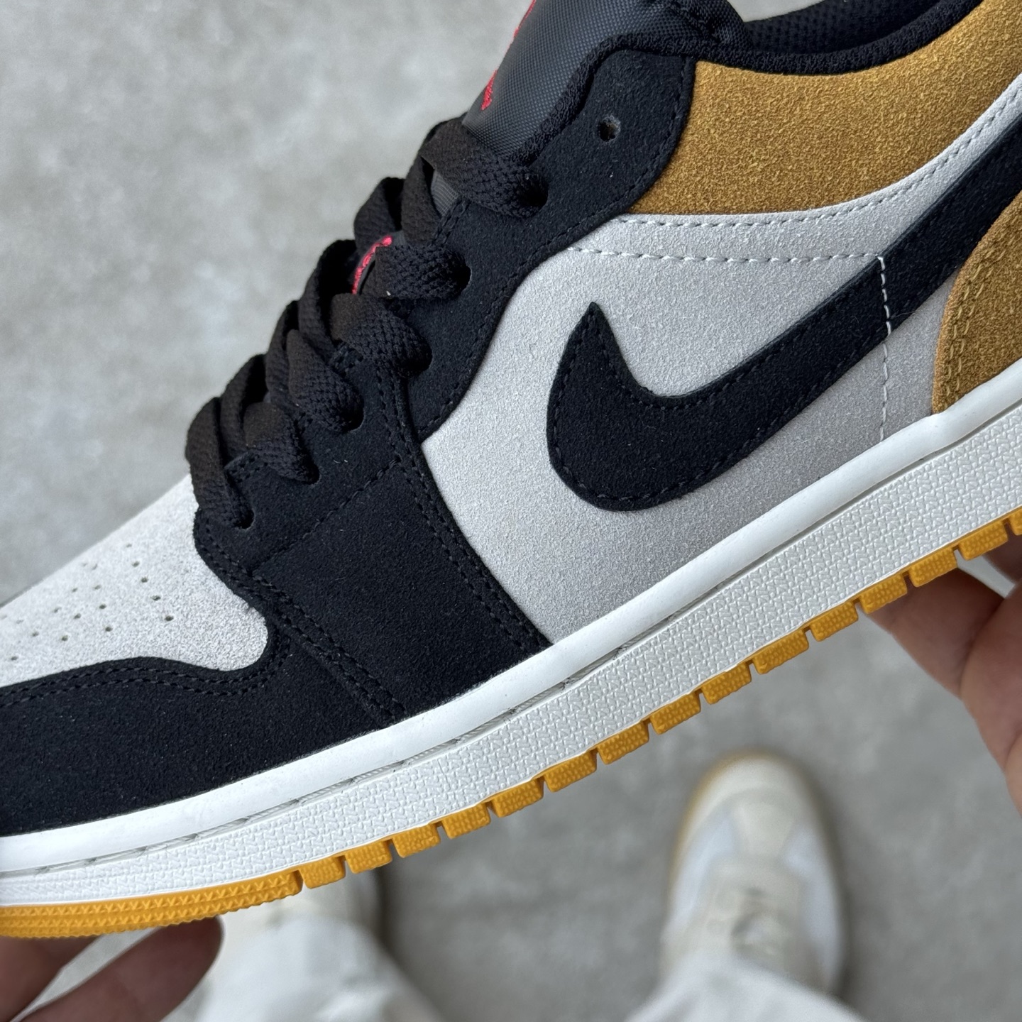  
D版 顶级性价比低帮！
Air Jordan AJ1 Low 低帮系列 麂皮黑黄
鞋型细节堪称完美，