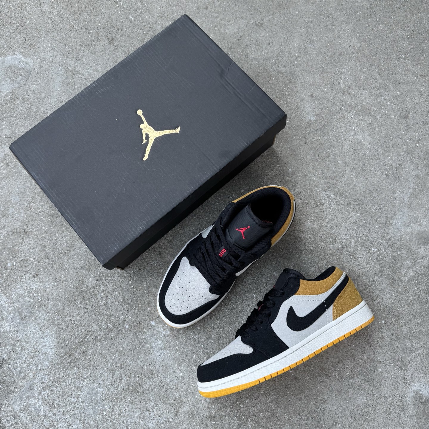  
D版 顶级性价比低帮！
Air Jordan AJ1 Low 低帮系列 麂皮黑黄
鞋型细节堪称完美，
