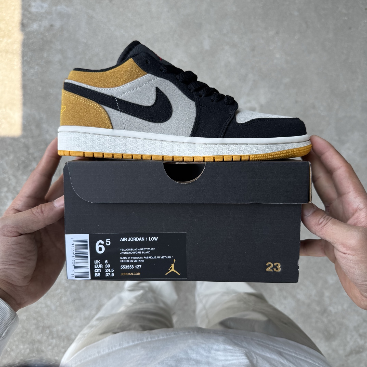  
D版 顶级性价比低帮！
Air Jordan AJ1 Low 低帮系列 麂皮黑黄
鞋型细节堪称完美，