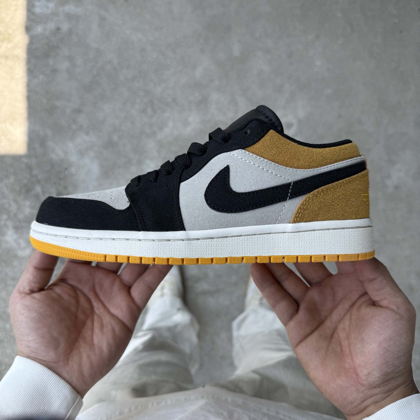  
D版 顶级性价比低帮！
Air Jordan AJ1 Low 低帮系列 麂皮黑黄
鞋型细节堪称完美，