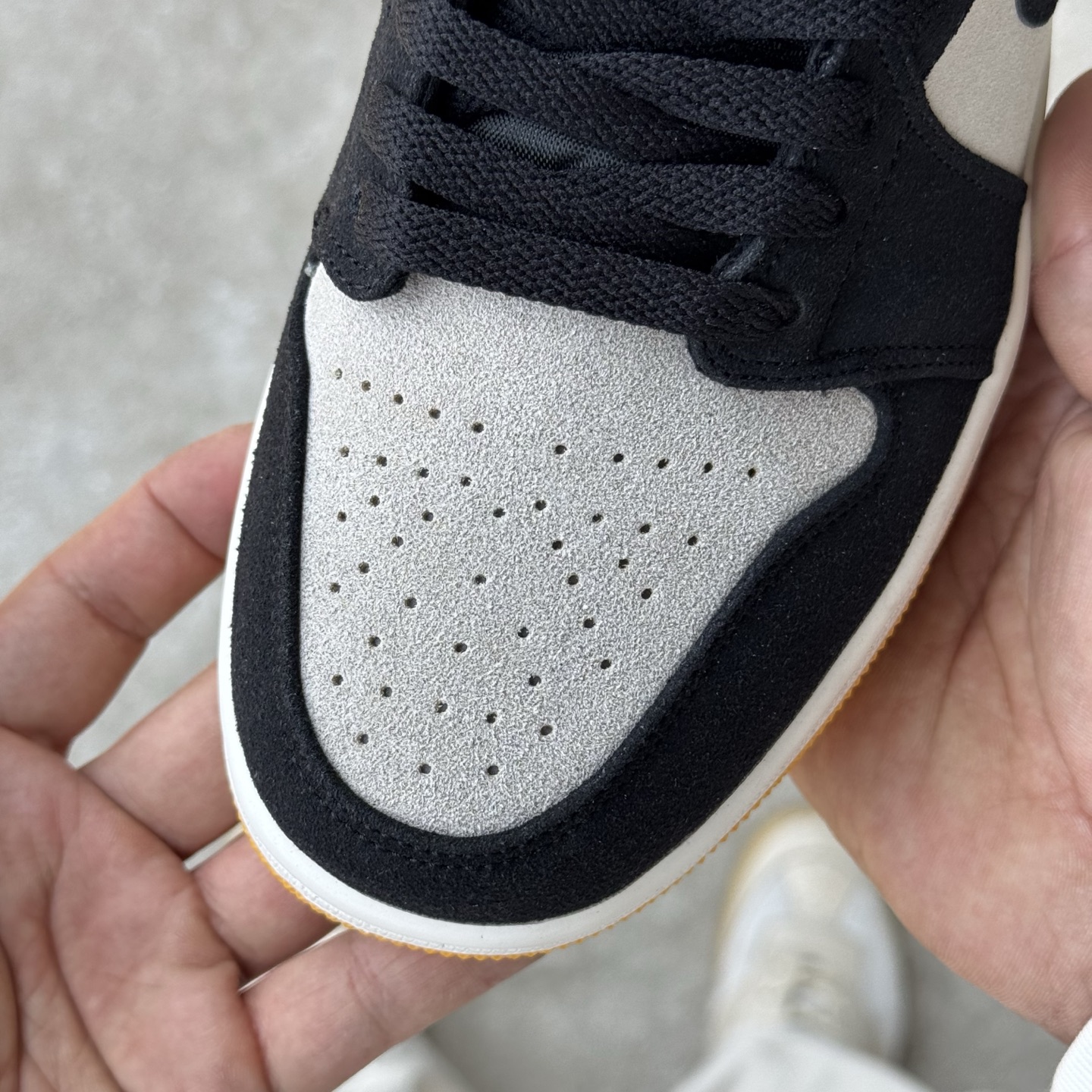  
D版 顶级性价比低帮！
Air Jordan AJ1 Low 低帮系列 麂皮黑黄
鞋型细节堪称完美，