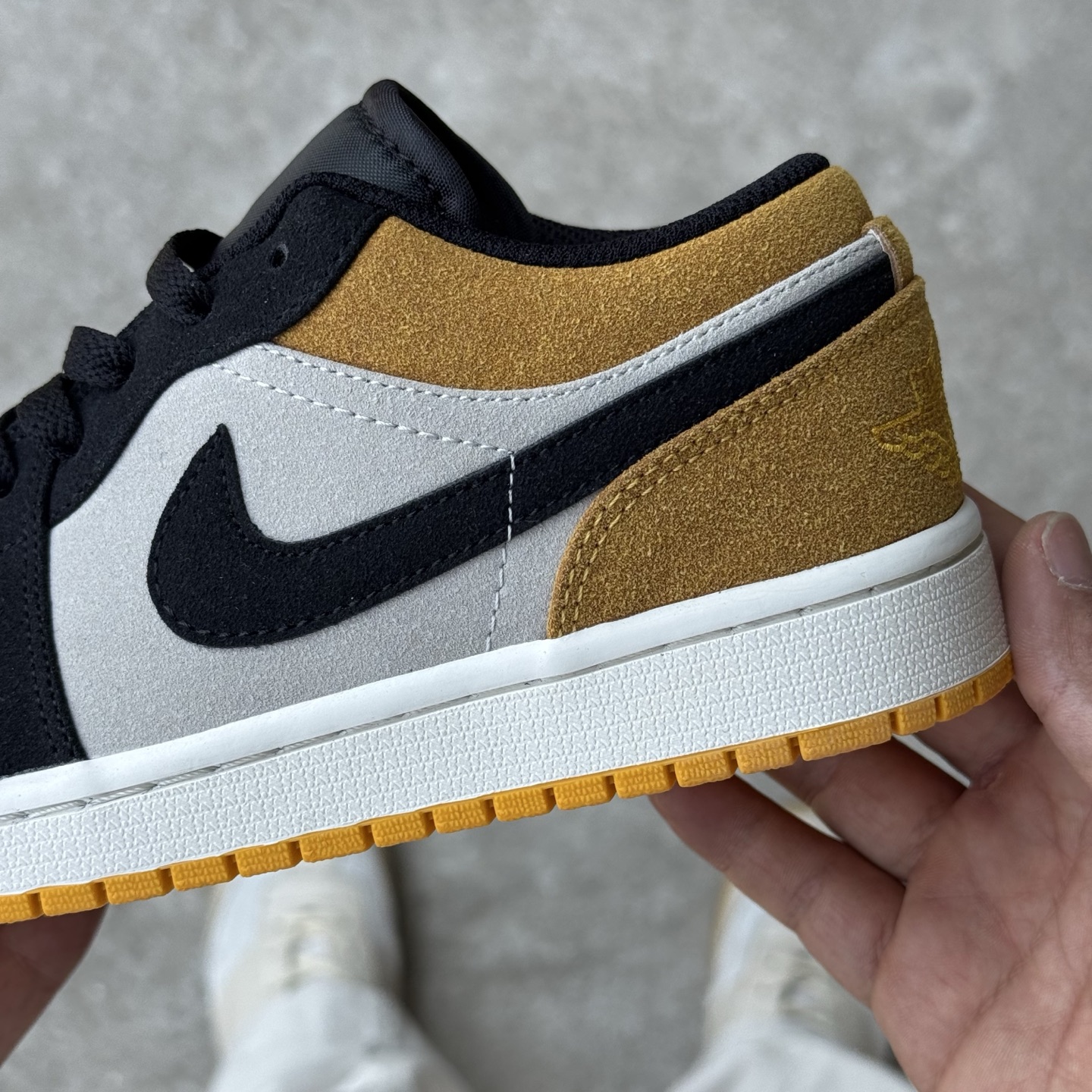  
D版 顶级性价比低帮！
Air Jordan AJ1 Low 低帮系列 麂皮黑黄
鞋型细节堪称完美，