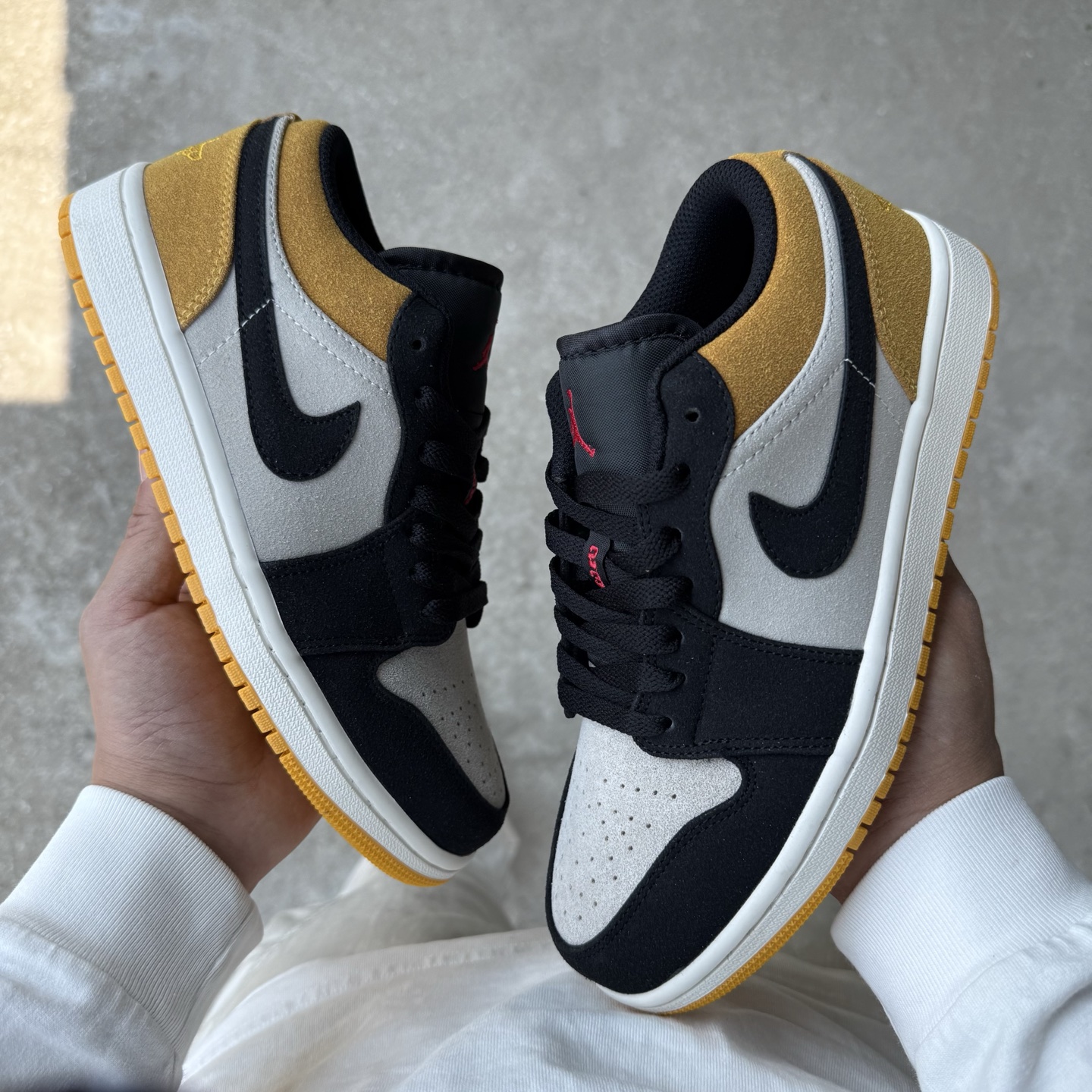  
D版 顶级性价比低帮！
Air Jordan AJ1 Low 低帮系列 麂皮黑黄
鞋型细节堪称完美，