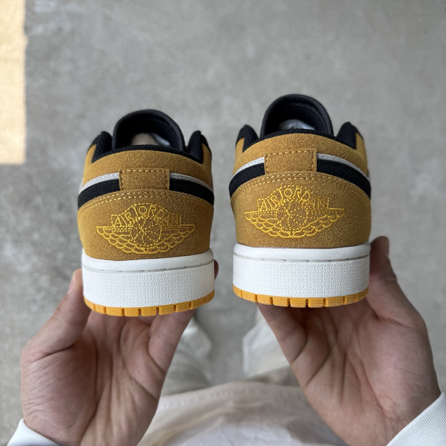  
D版 顶级性价比低帮！
Air Jordan AJ1 Low 低帮系列 麂皮黑黄
鞋型细节堪称完美，