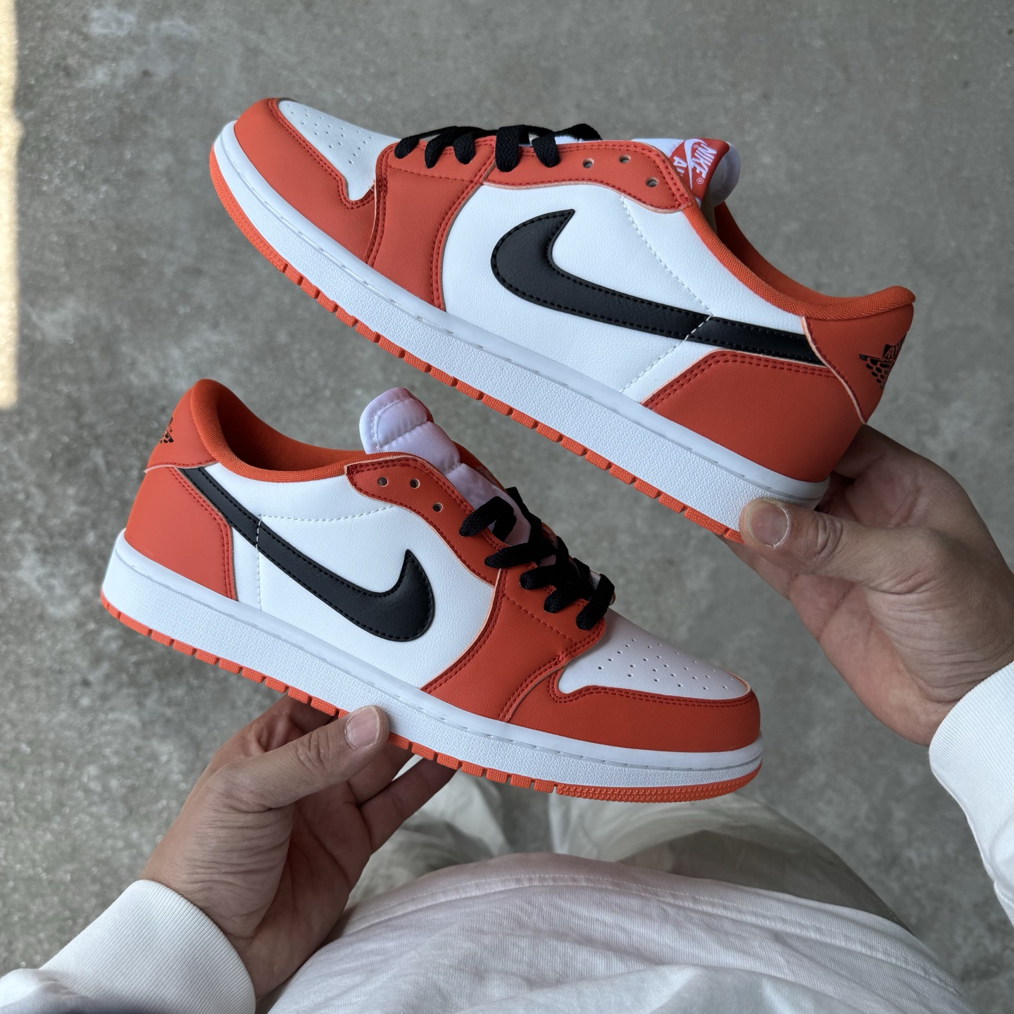  
D版 顶级性价比低帮！
Air Jordan AJ1 Low 低帮系列 白扣碎
鞋型细节堪称完美，非