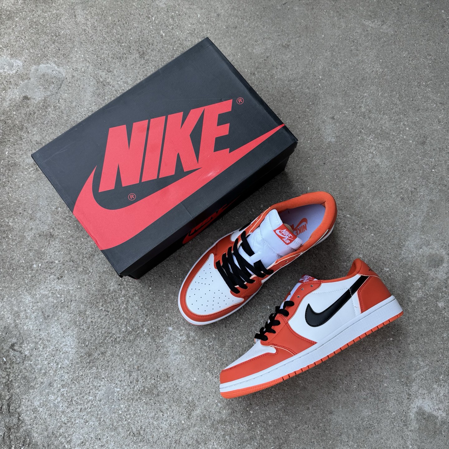  
D版 顶级性价比低帮！
Air Jordan AJ1 Low 低帮系列 白扣碎
鞋型细节堪称完美，非