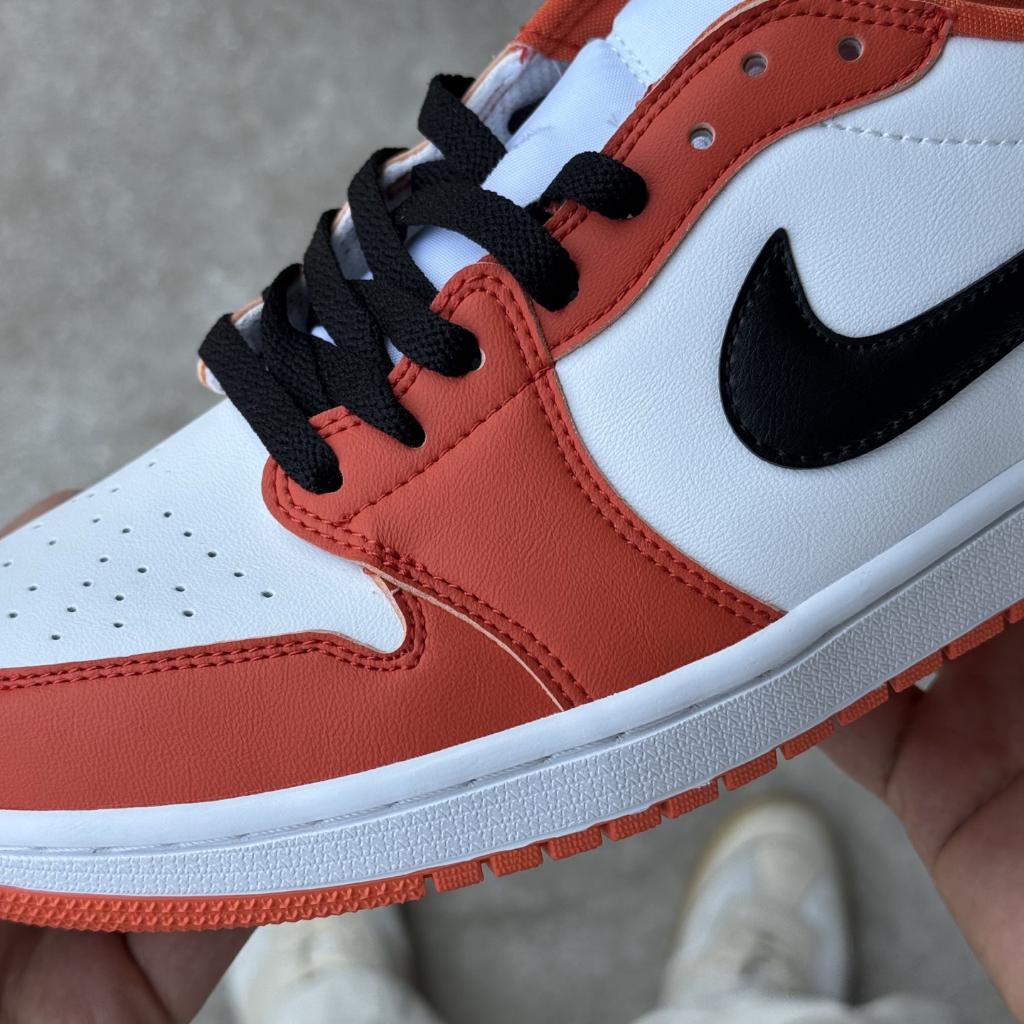  
D版 顶级性价比低帮！
Air Jordan AJ1 Low 低帮系列 白扣碎
鞋型细节堪称完美，非