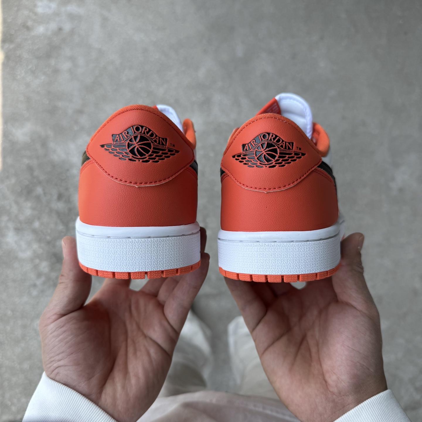  
D版 顶级性价比低帮！
Air Jordan AJ1 Low 低帮系列 白扣碎
鞋型细节堪称完美，非