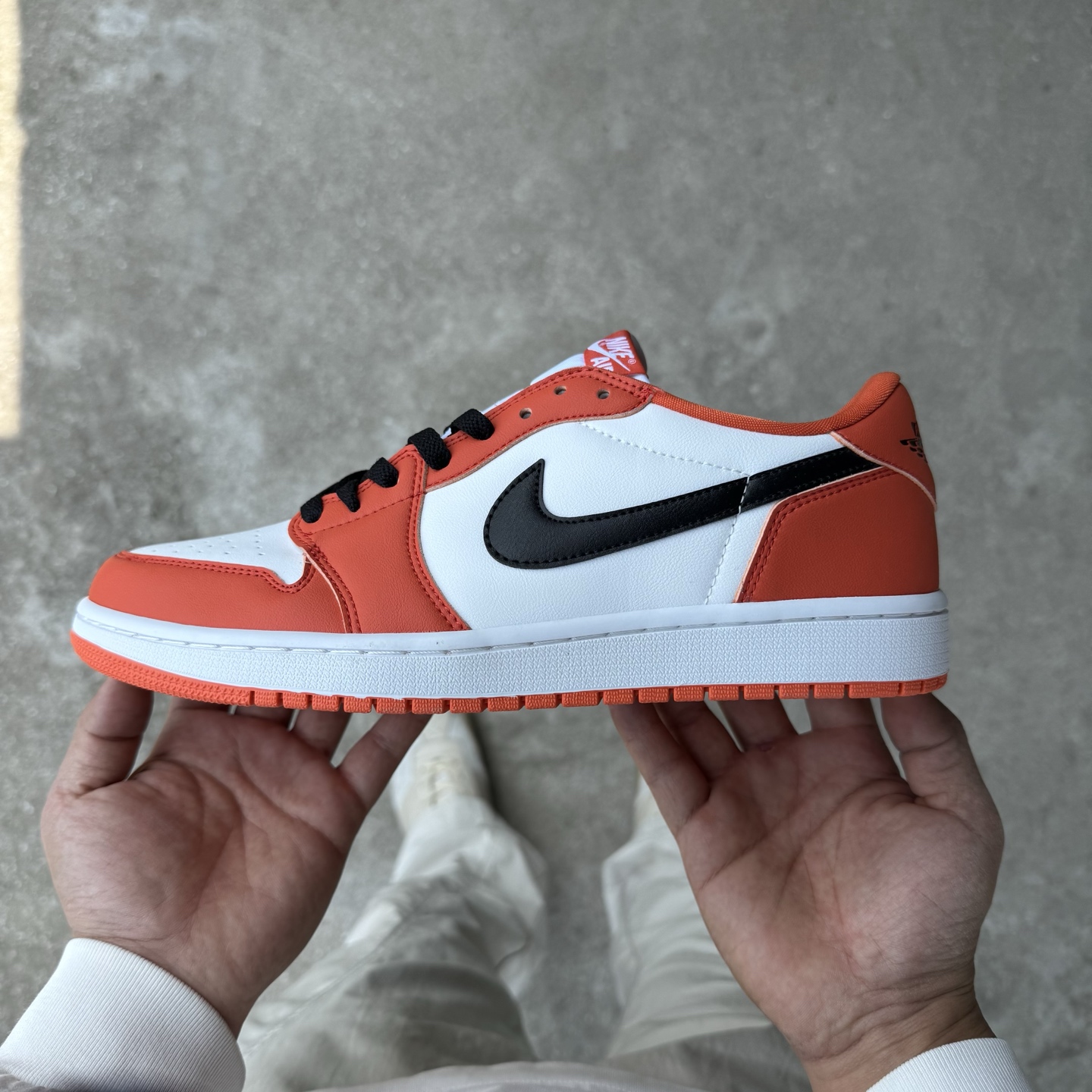  
D版 顶级性价比低帮！
Air Jordan AJ1 Low 低帮系列 白扣碎
鞋型细节堪称完美，非