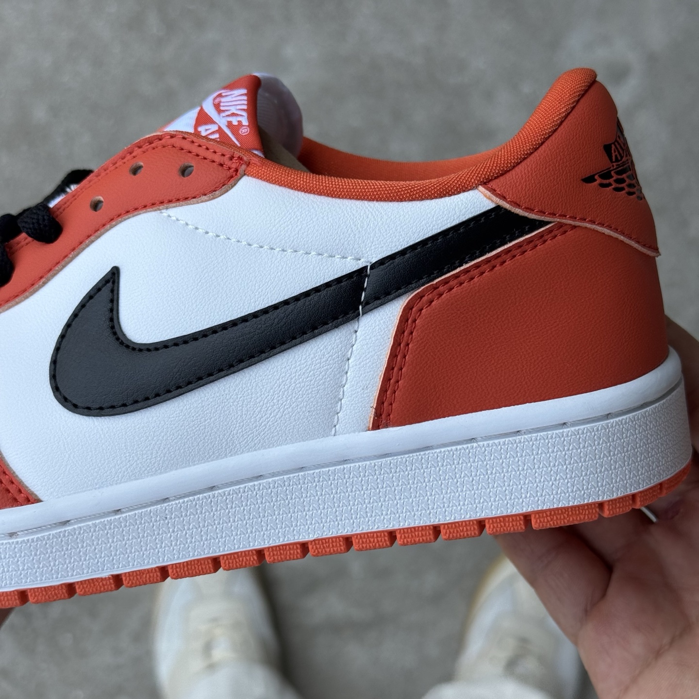  
D版 顶级性价比低帮！
Air Jordan AJ1 Low 低帮系列 白扣碎
鞋型细节堪称完美，非