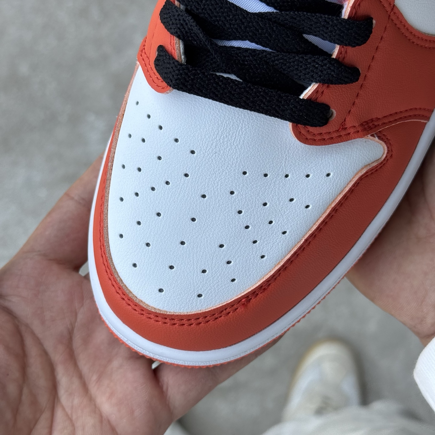  
D版 顶级性价比低帮！
Air Jordan AJ1 Low 低帮系列 白扣碎
鞋型细节堪称完美，非