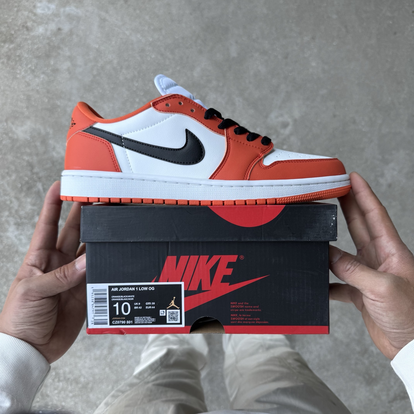  
D版 顶级性价比低帮！
Air Jordan AJ1 Low 低帮系列 白扣碎
鞋型细节堪称完美，非