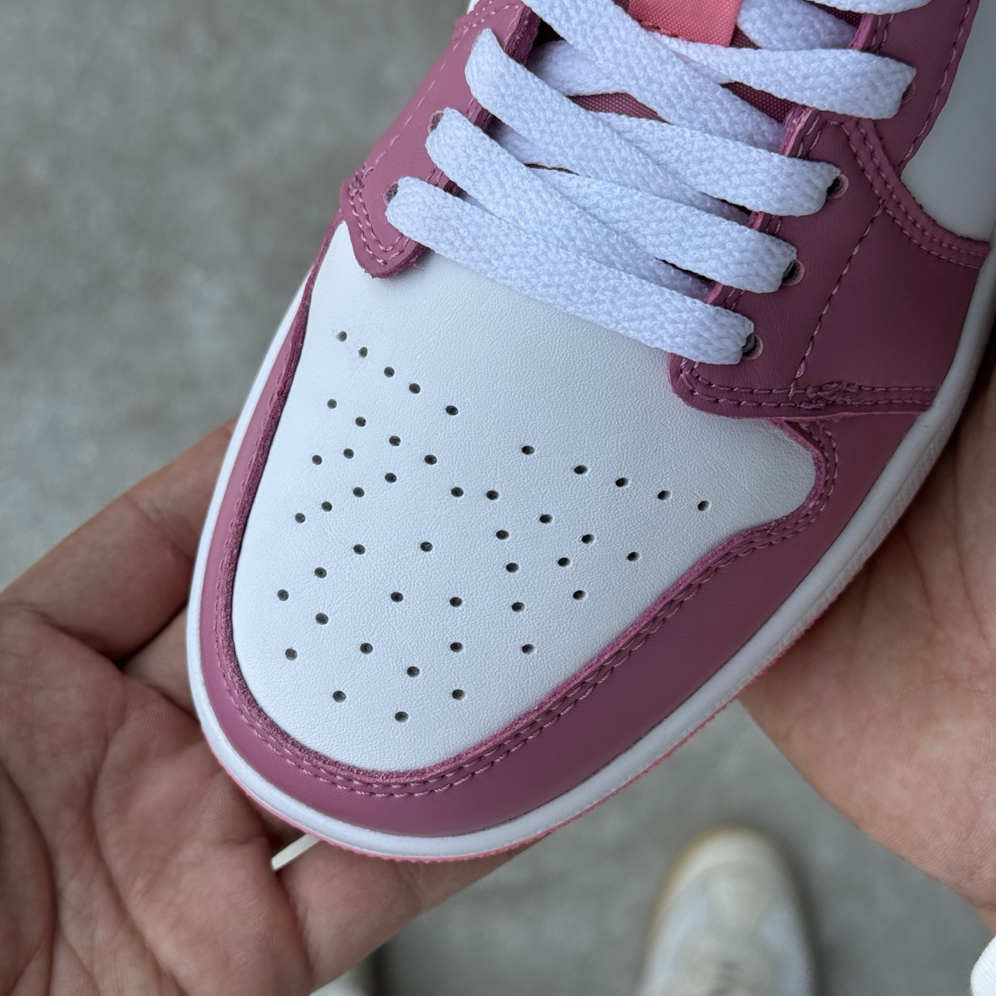 
D版 顶级性价比低帮！
Air Jordan AJ1 Low 低帮系列 草莓熊
鞋型细节堪称完美，非常