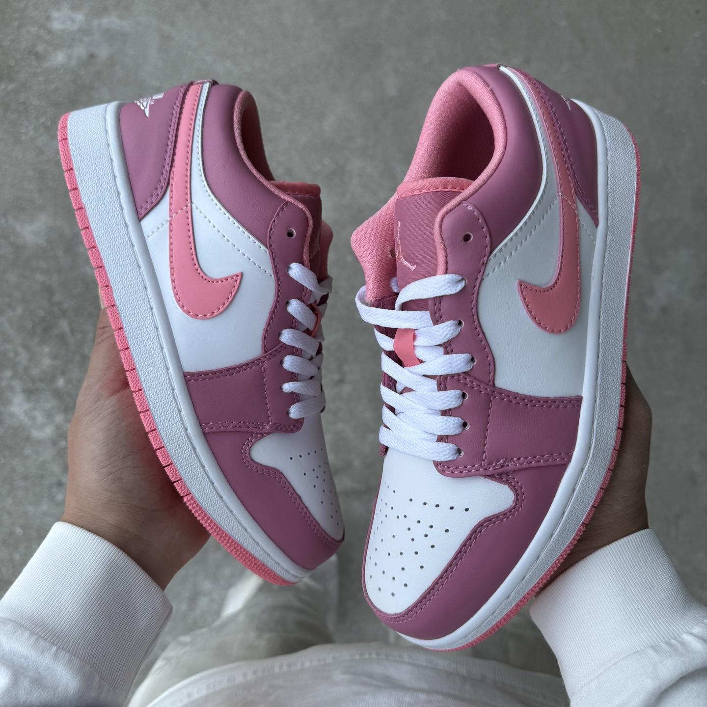 
D版 顶级性价比低帮！
Air Jordan AJ1 Low 低帮系列 草莓熊
鞋型细节堪称完美，非常