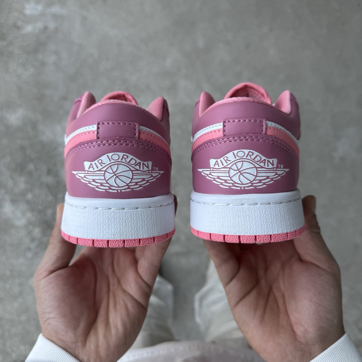 
D版 顶级性价比低帮！
Air Jordan AJ1 Low 低帮系列 草莓熊
鞋型细节堪称完美，非常