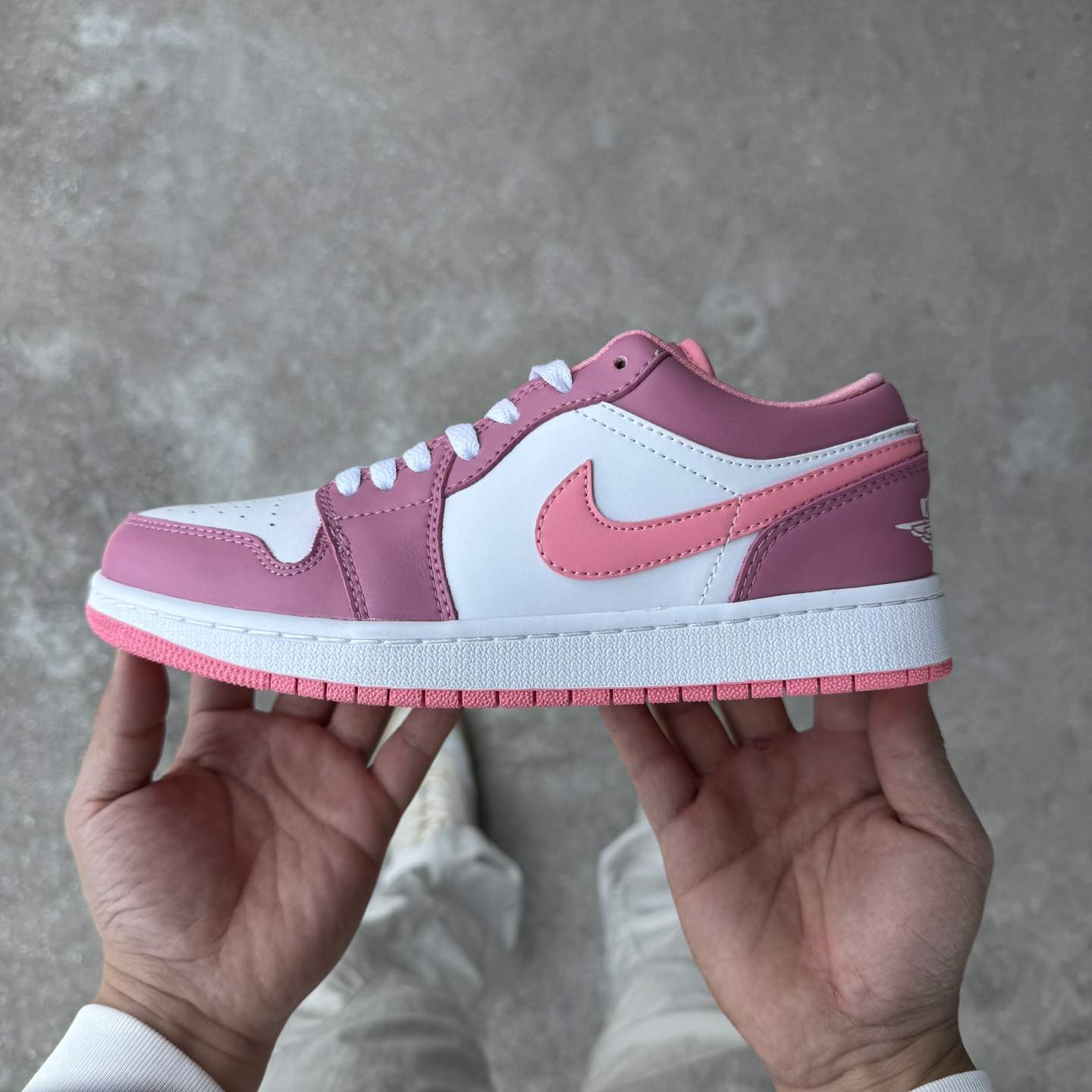 
D版 顶级性价比低帮！
Air Jordan AJ1 Low 低帮系列 草莓熊
鞋型细节堪称完美，非常