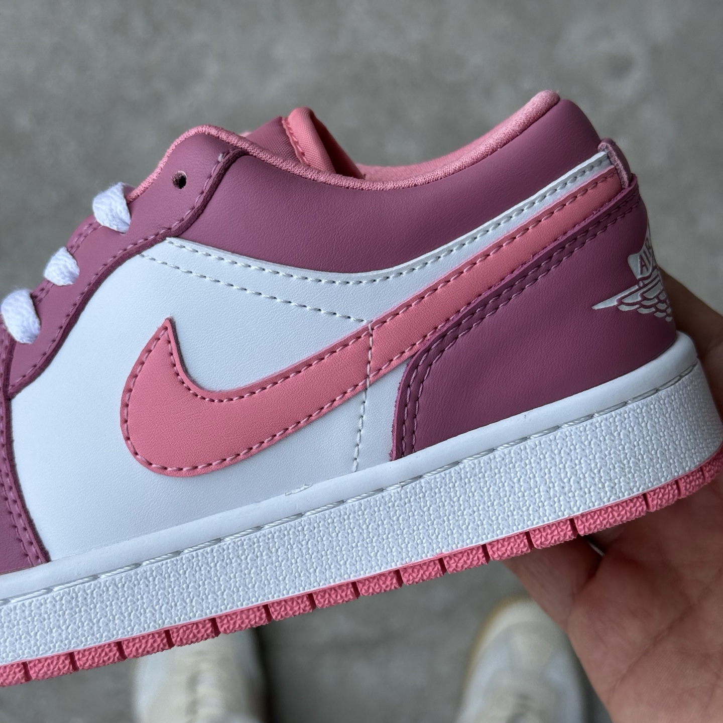 
D版 顶级性价比低帮！
Air Jordan AJ1 Low 低帮系列 草莓熊
鞋型细节堪称完美，非常