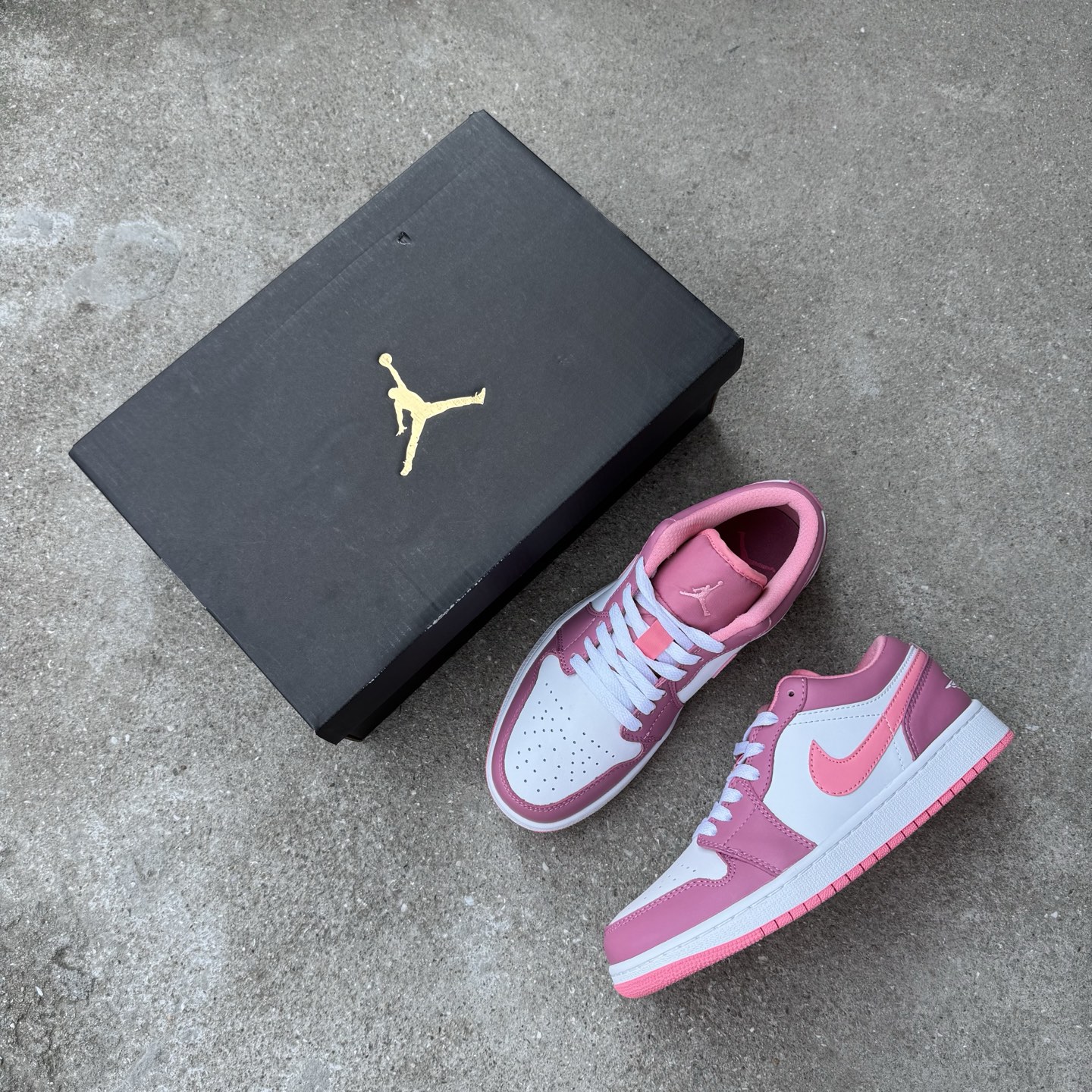 
D版 顶级性价比低帮！
Air Jordan AJ1 Low 低帮系列 草莓熊
鞋型细节堪称完美，非常