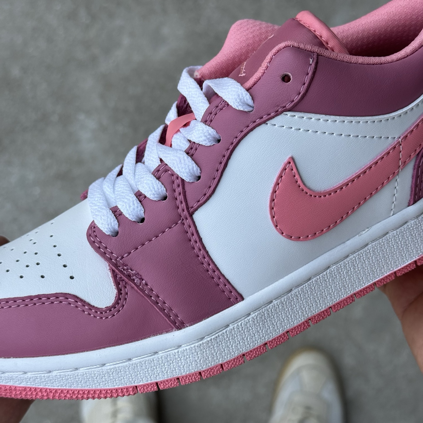 
D版 顶级性价比低帮！
Air Jordan AJ1 Low 低帮系列 草莓熊
鞋型细节堪称完美，非常