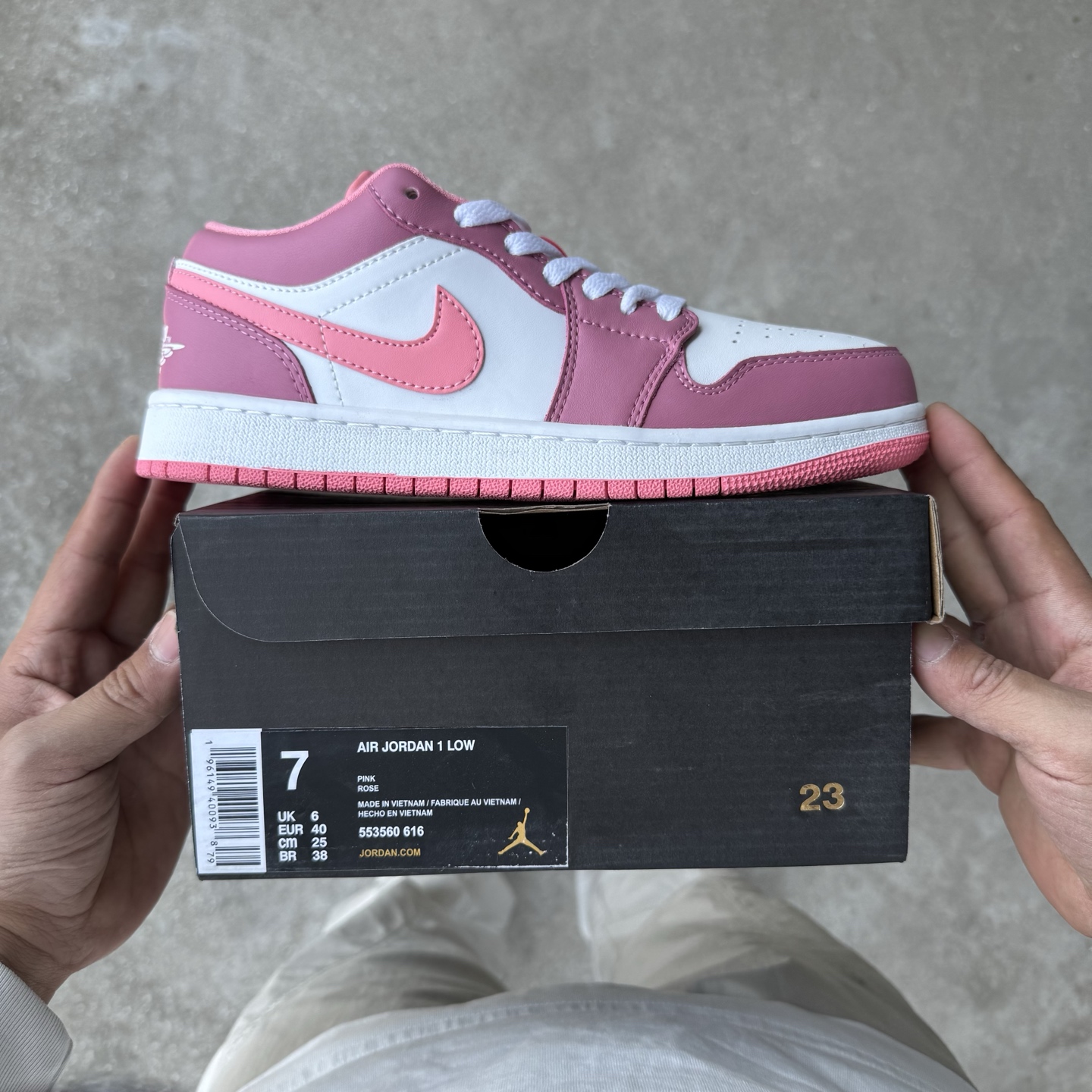 
D版 顶级性价比低帮！
Air Jordan AJ1 Low 低帮系列 草莓熊
鞋型细节堪称完美，非常