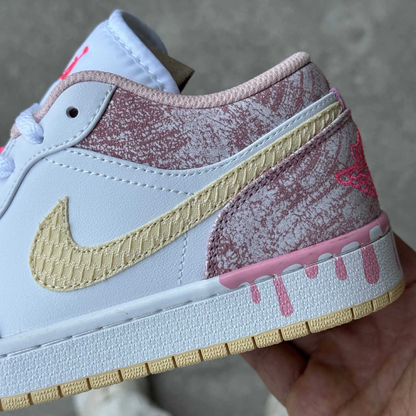 
D版 顶级性价比低帮！
Air Jordan AJ1 Low 低帮系列 粉冰淇淋🍦
鞋型细节堪称完美，