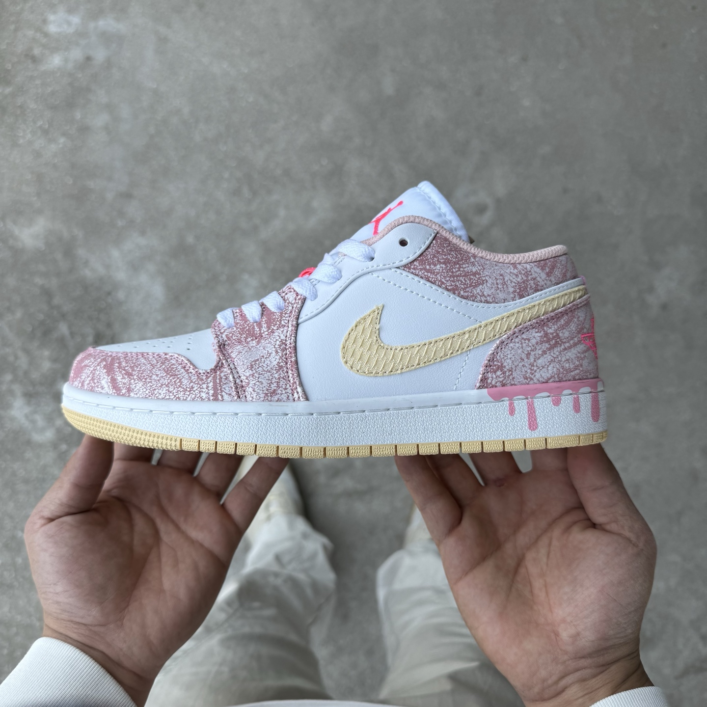 
D版 顶级性价比低帮！
Air Jordan AJ1 Low 低帮系列 粉冰淇淋🍦
鞋型细节堪称完美，