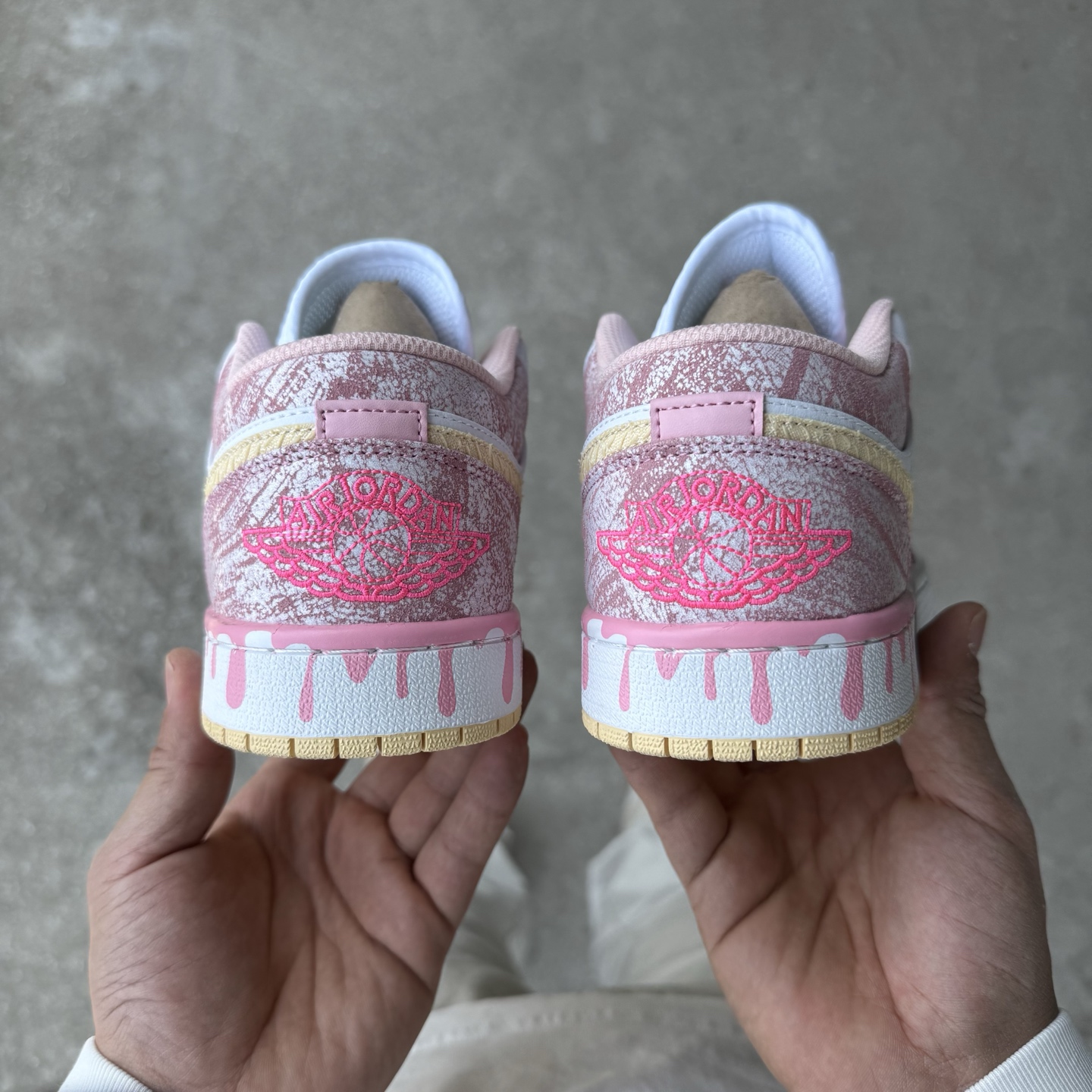 
D版 顶级性价比低帮！
Air Jordan AJ1 Low 低帮系列 粉冰淇淋🍦
鞋型细节堪称完美，