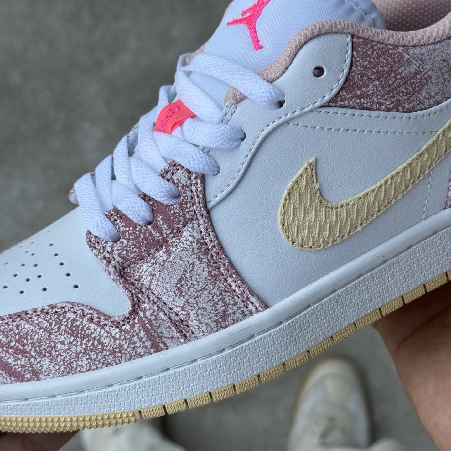 
D版 顶级性价比低帮！
Air Jordan AJ1 Low 低帮系列 粉冰淇淋🍦
鞋型细节堪称完美，