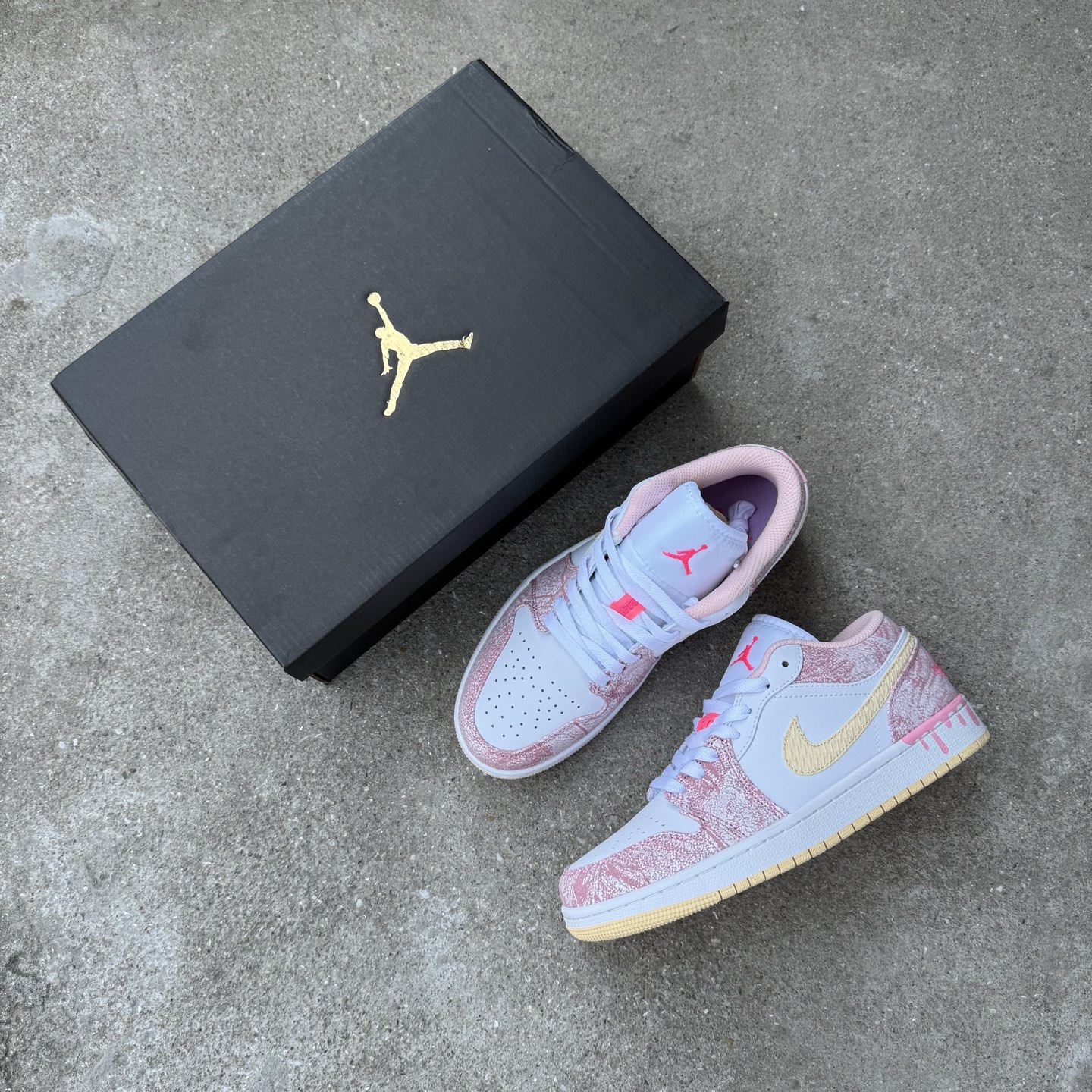 
D版 顶级性价比低帮！
Air Jordan AJ1 Low 低帮系列 粉冰淇淋🍦
鞋型细节堪称完美，