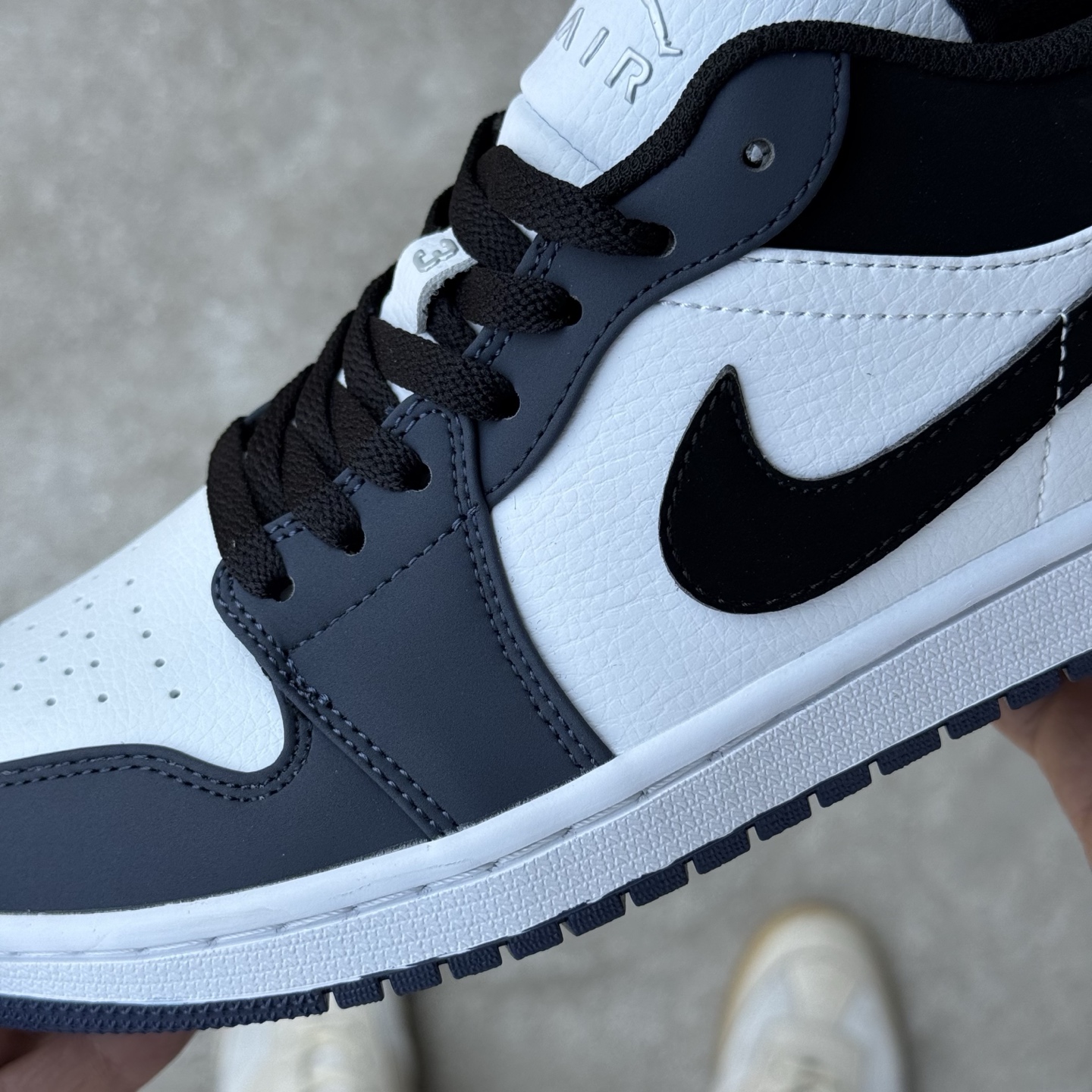  
D版 顶级性价比低帮！
Air Jordan AJ1 Low 低帮系列 白蓝黑
鞋型细节堪称完美，非