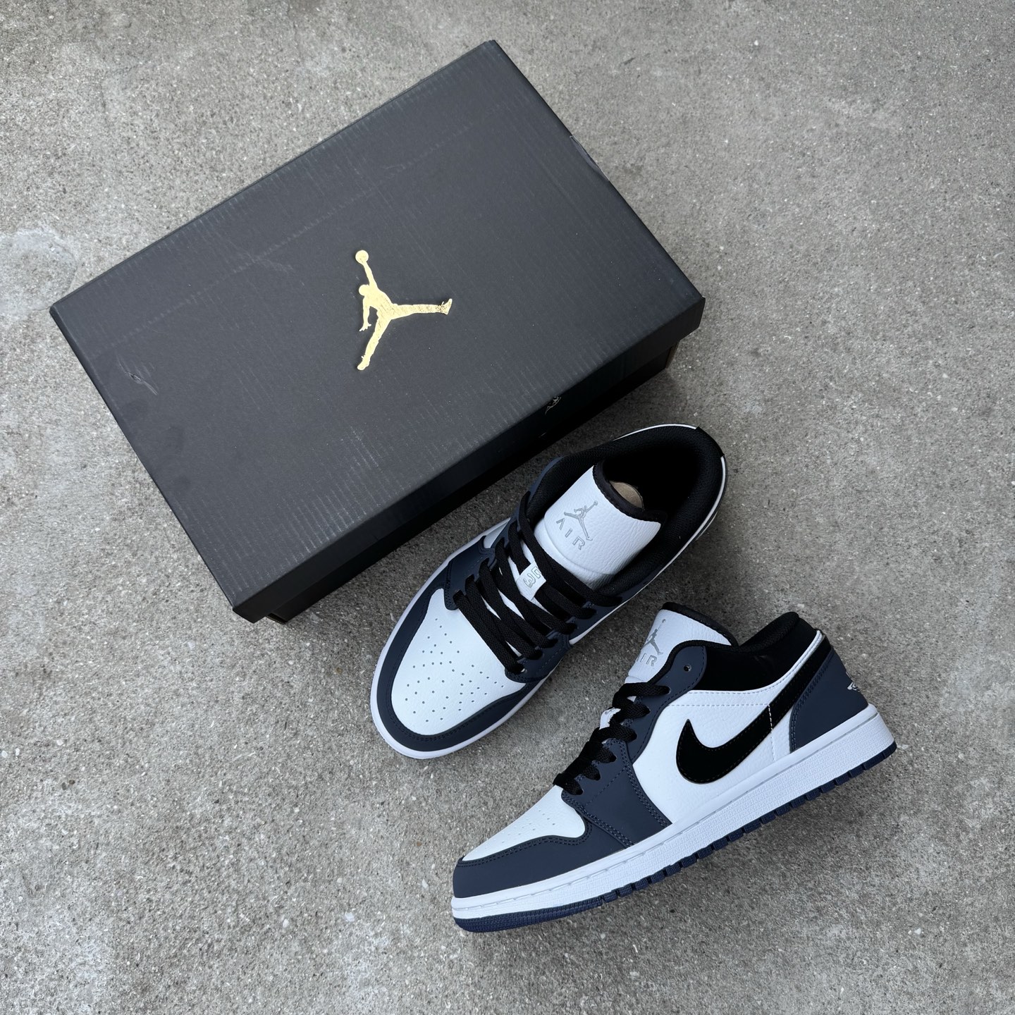  
D版 顶级性价比低帮！
Air Jordan AJ1 Low 低帮系列 白蓝黑
鞋型细节堪称完美，非