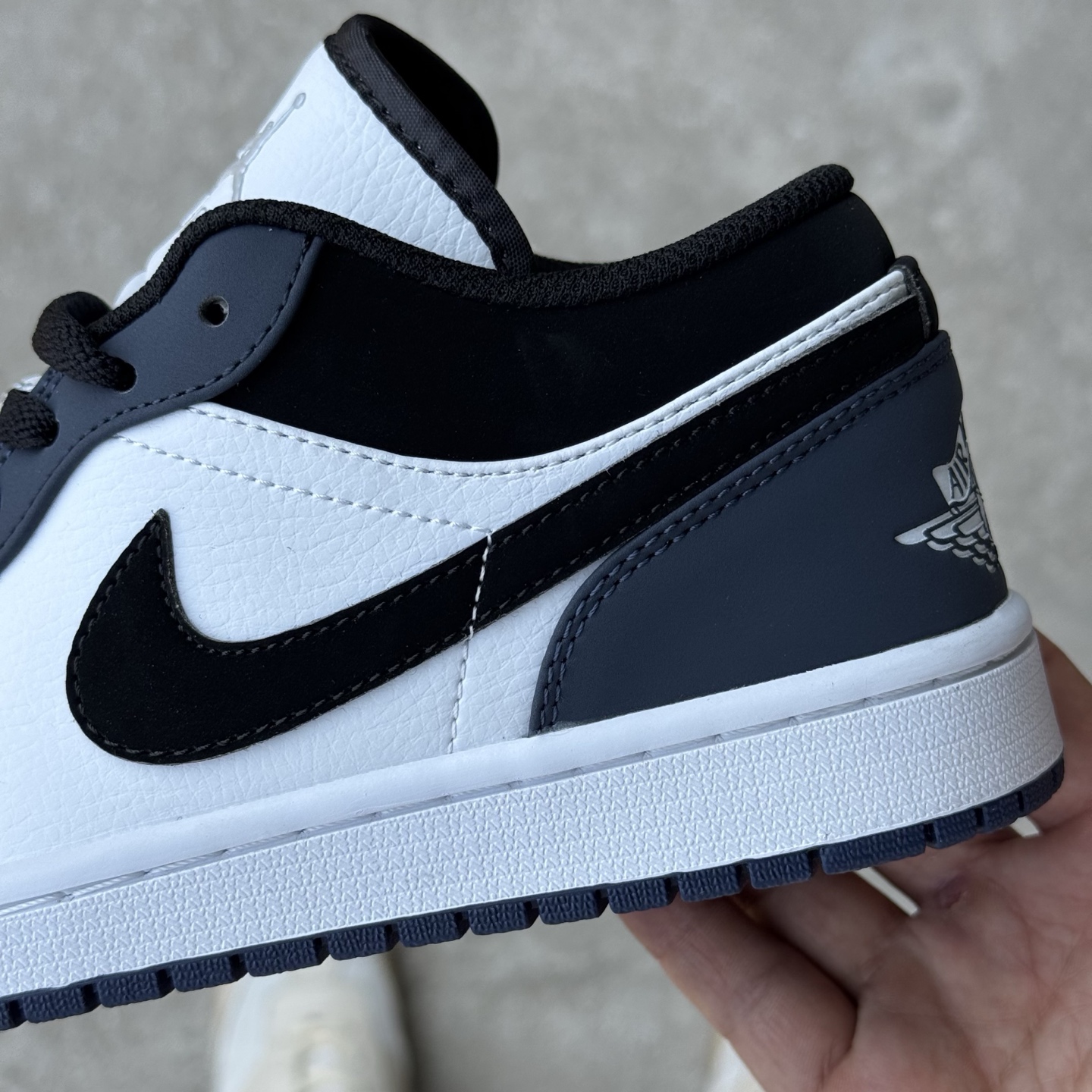  
D版 顶级性价比低帮！
Air Jordan AJ1 Low 低帮系列 白蓝黑
鞋型细节堪称完美，非