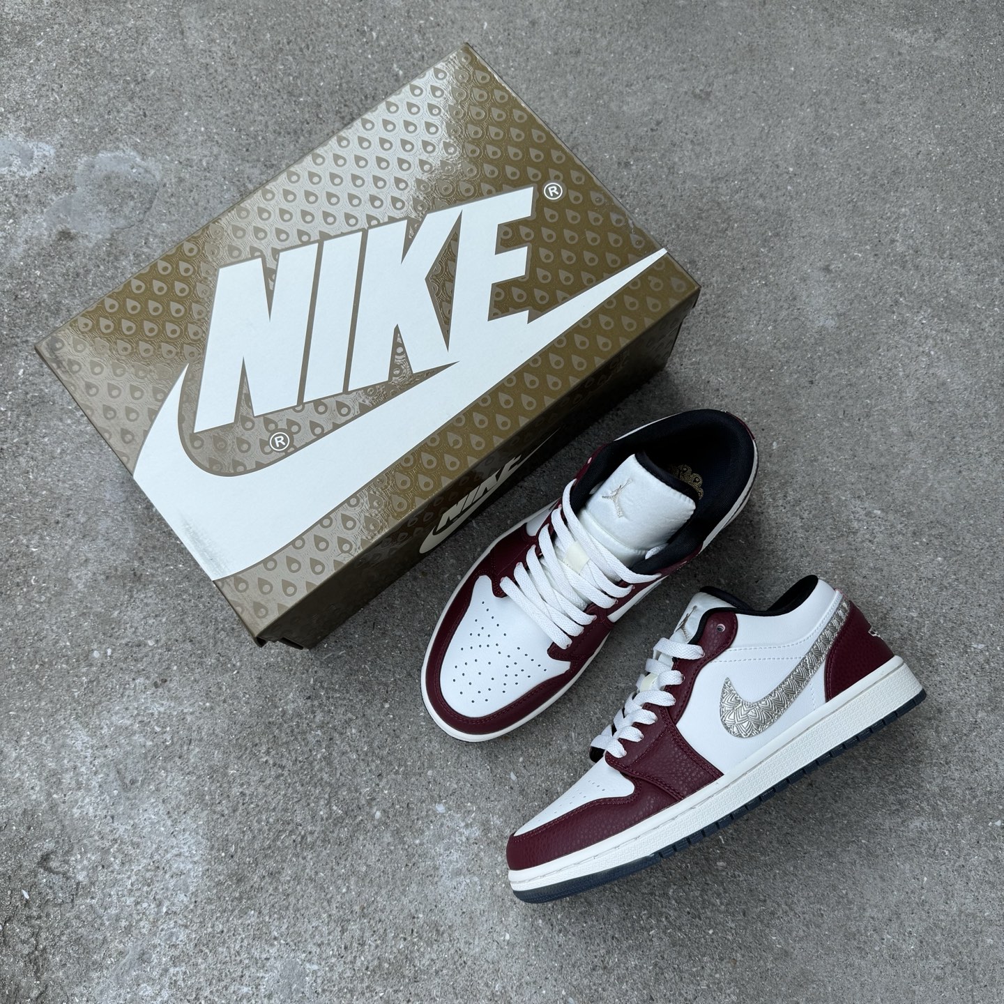  
D版 顶级性价比低帮！
Air Jordan AJ1 Low 低帮系列 龙年限定金羽
鞋型细节堪称完