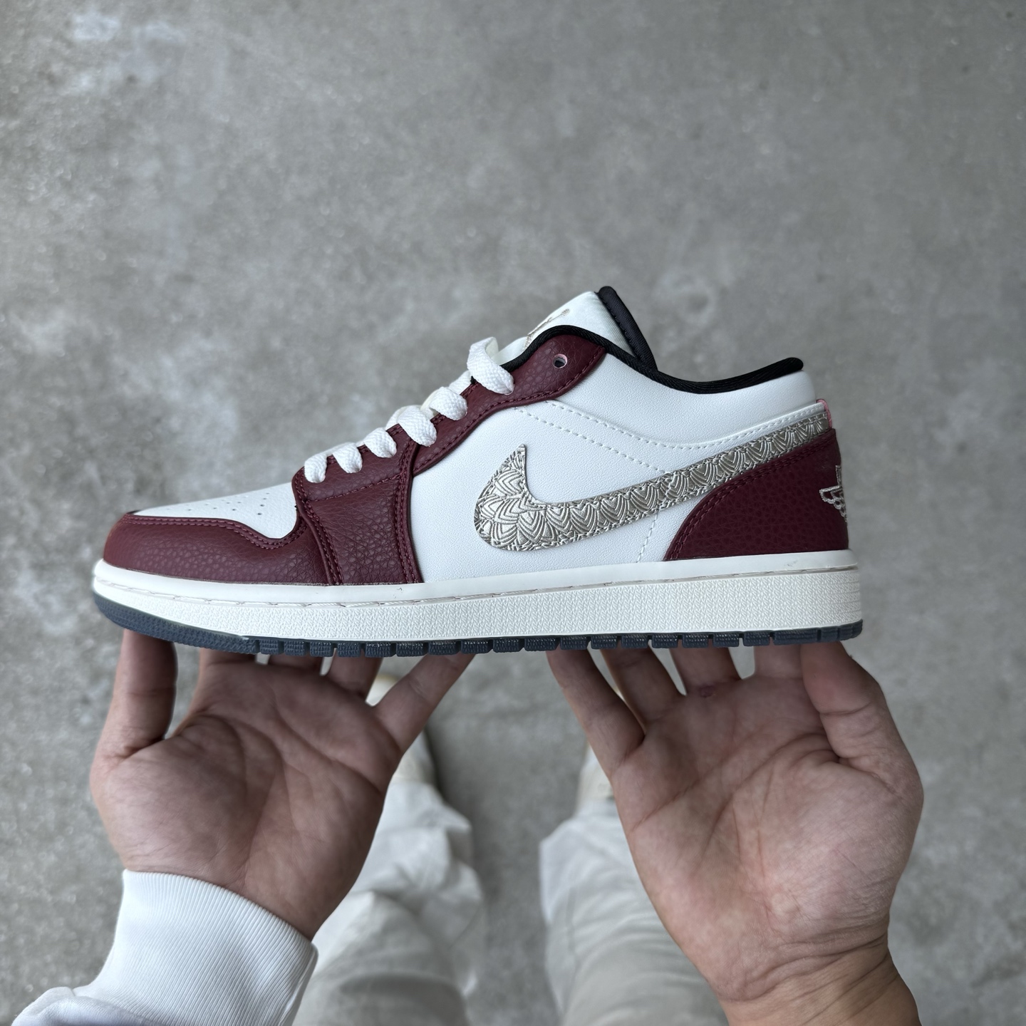  
D版 顶级性价比低帮！
Air Jordan AJ1 Low 低帮系列 龙年限定金羽
鞋型细节堪称完