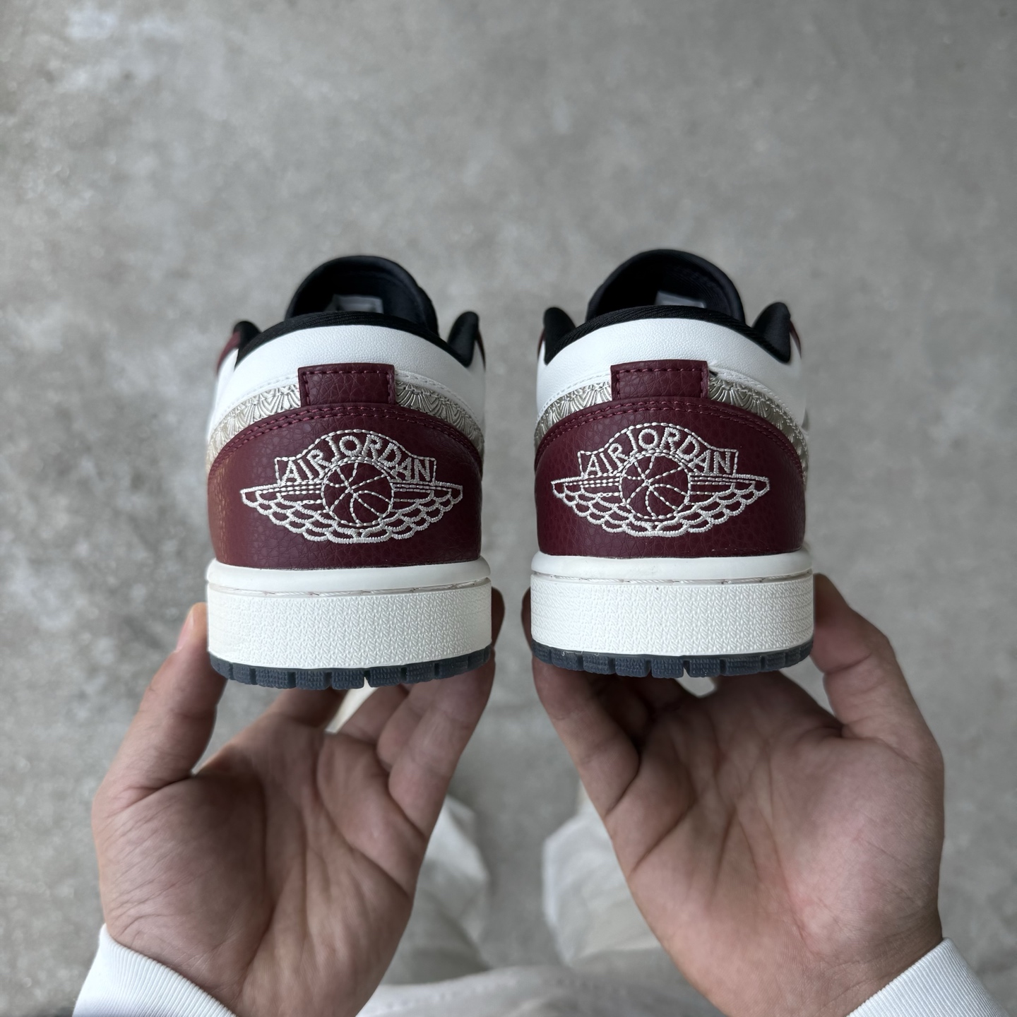  
D版 顶级性价比低帮！
Air Jordan AJ1 Low 低帮系列 龙年限定金羽
鞋型细节堪称完