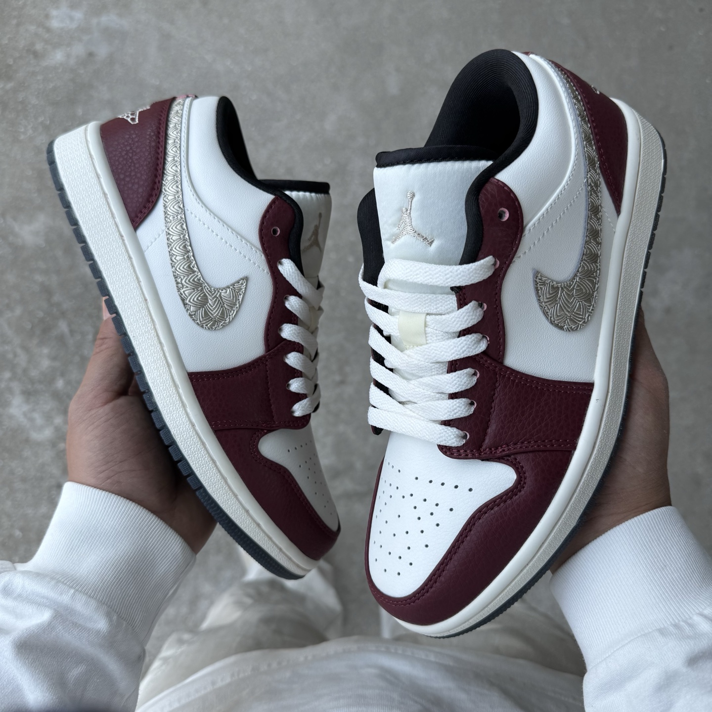  
D版 顶级性价比低帮！
Air Jordan AJ1 Low 低帮系列 龙年限定金羽
鞋型细节堪称完