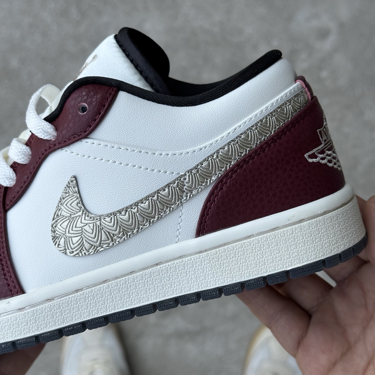  
D版 顶级性价比低帮！
Air Jordan AJ1 Low 低帮系列 龙年限定金羽
鞋型细节堪称完