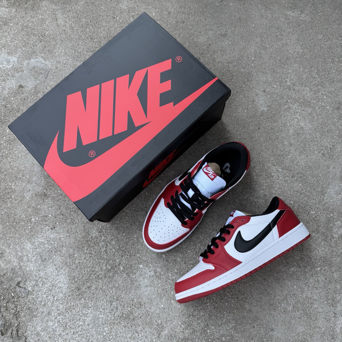  
D版 顶级性价比低帮！
Air Jordan AJ1 Low 低帮系列 黑红
鞋型细节堪称完美，非常