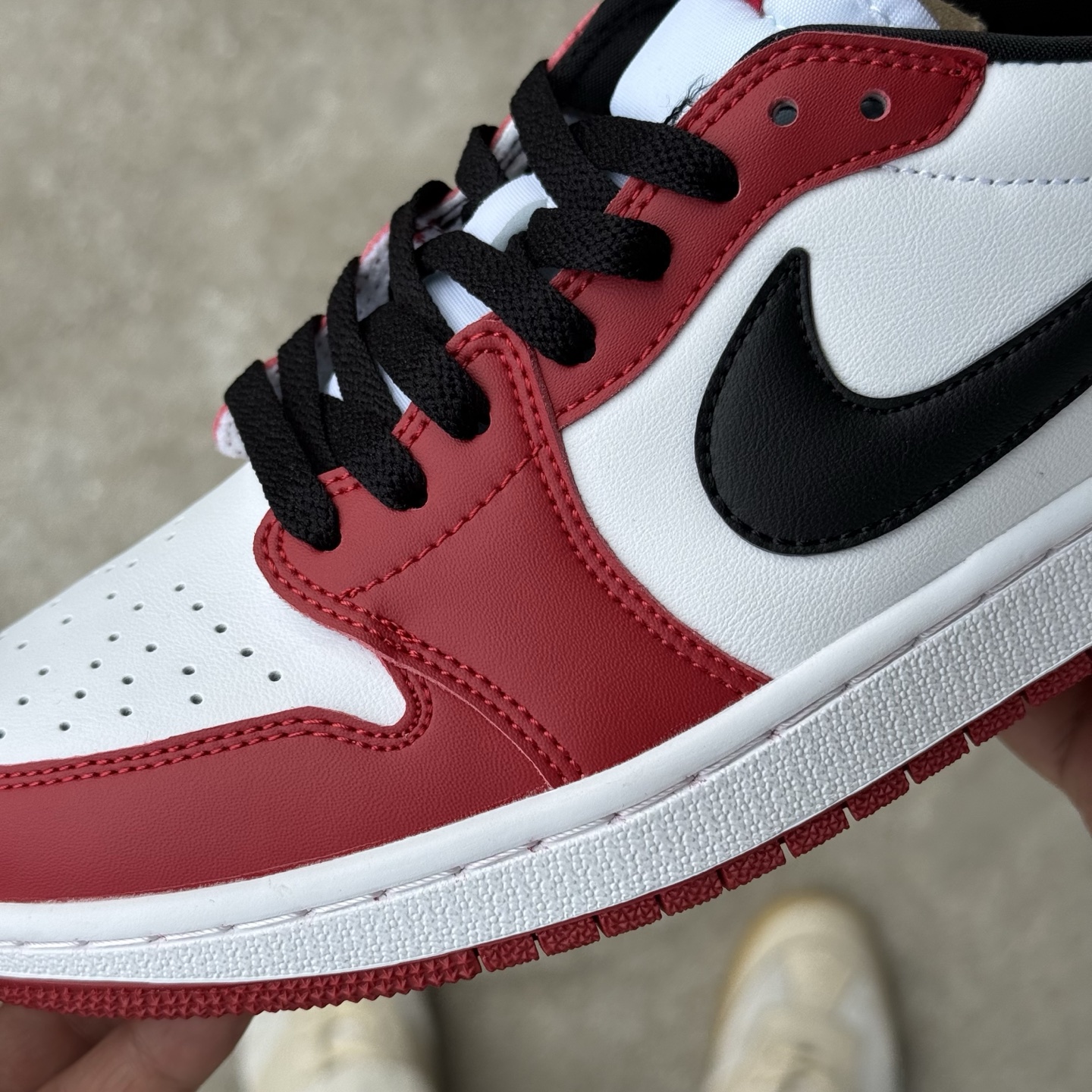  
D版 顶级性价比低帮！
Air Jordan AJ1 Low 低帮系列 黑红
鞋型细节堪称完美，非常