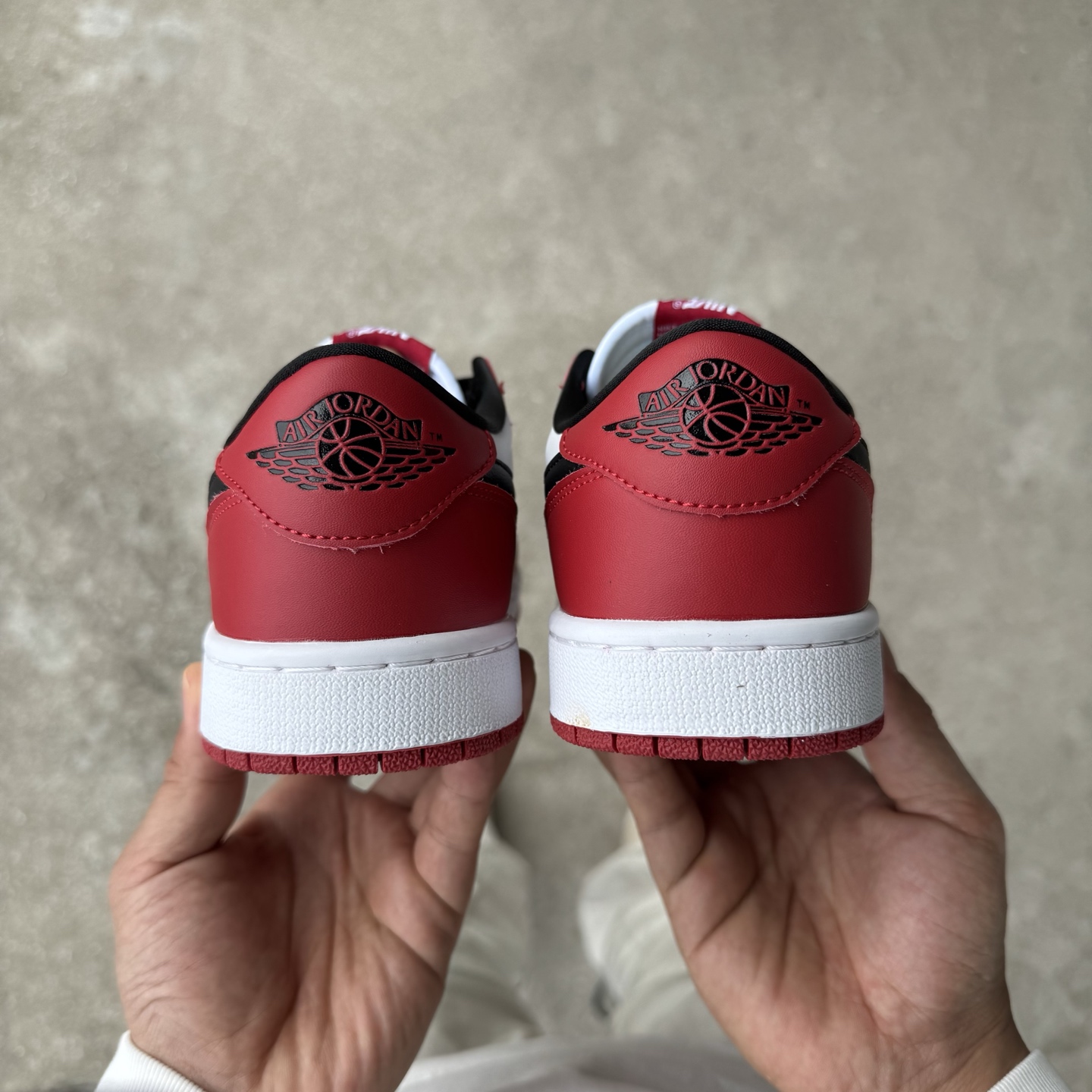  
D版 顶级性价比低帮！
Air Jordan AJ1 Low 低帮系列 黑红
鞋型细节堪称完美，非常
