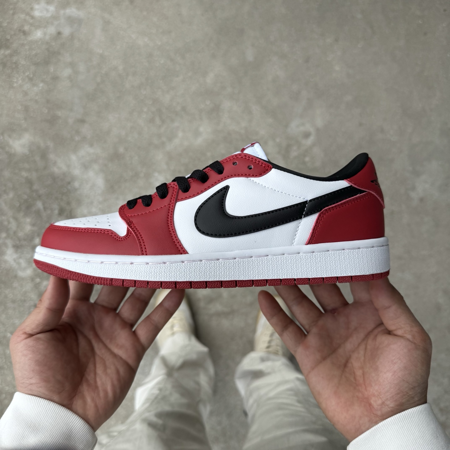  
D版 顶级性价比低帮！
Air Jordan AJ1 Low 低帮系列 黑红
鞋型细节堪称完美，非常