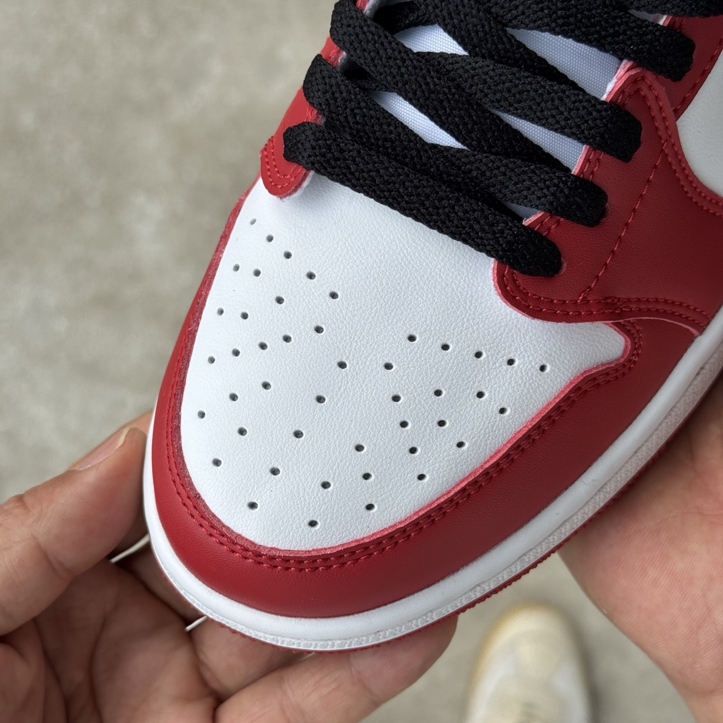  
D版 顶级性价比低帮！
Air Jordan AJ1 Low 低帮系列 黑红
鞋型细节堪称完美，非常