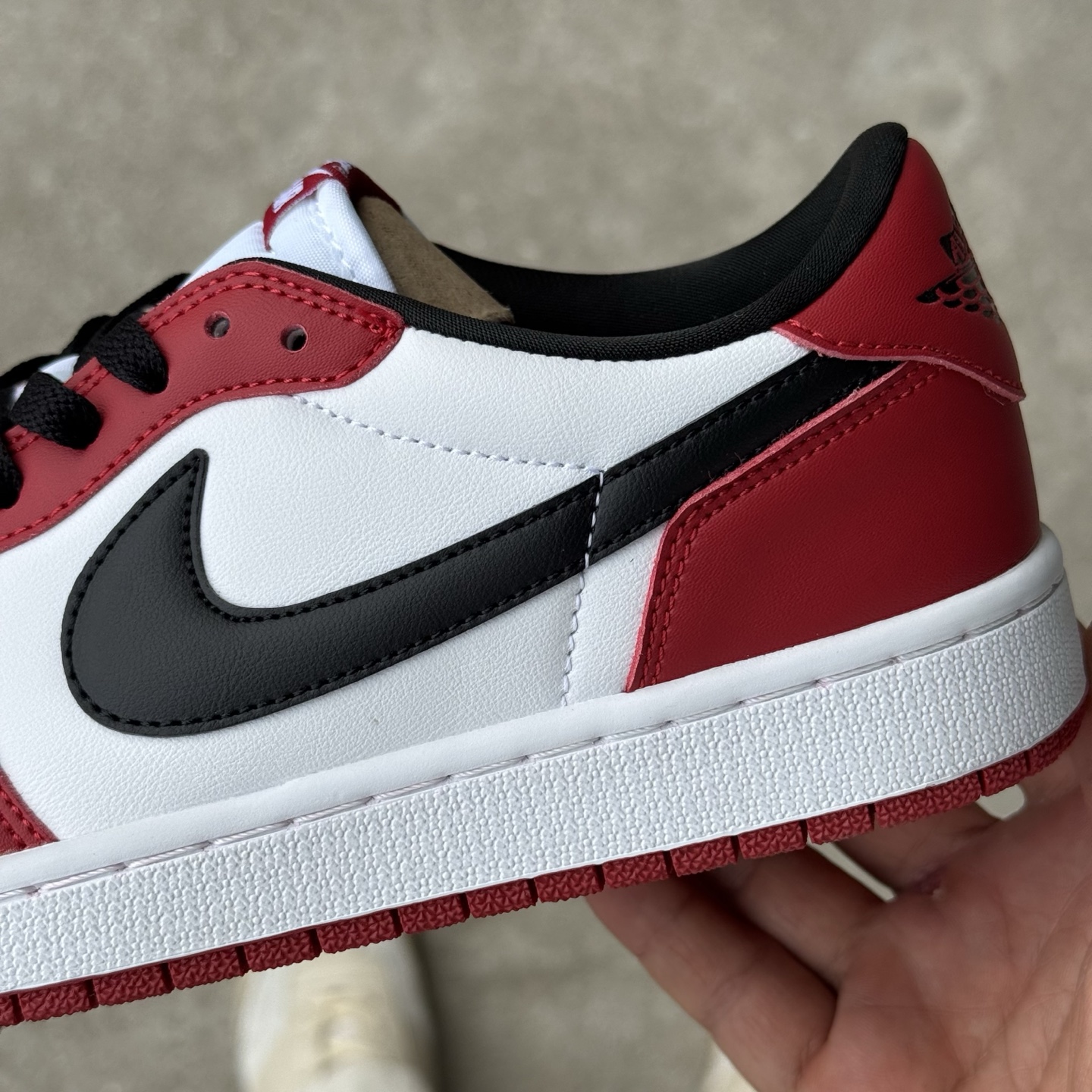  
D版 顶级性价比低帮！
Air Jordan AJ1 Low 低帮系列 黑红
鞋型细节堪称完美，非常