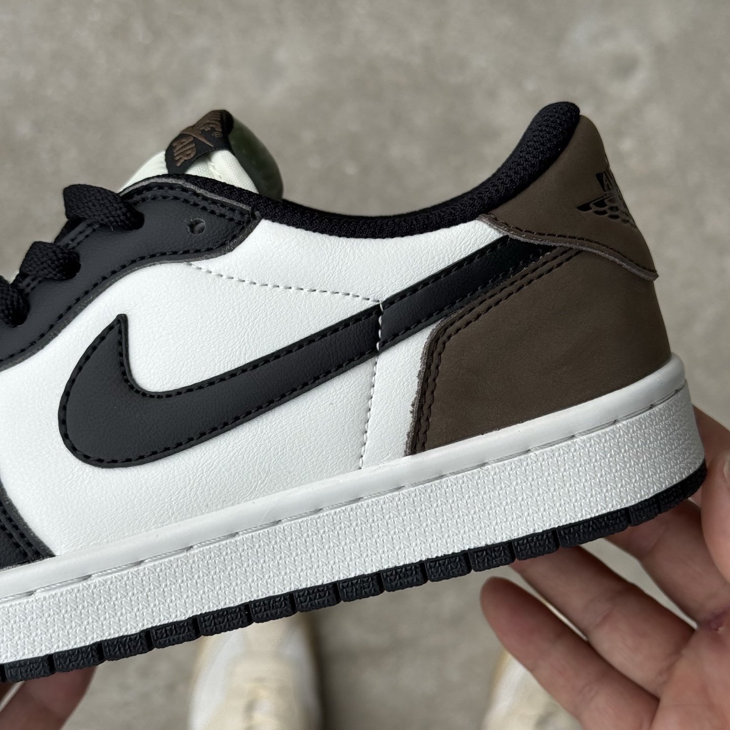  
D版 顶级性价比低帮！
Air Jordan AJ1 Low 低帮系列 摩卡黑白棕
鞋型细节堪称完美
