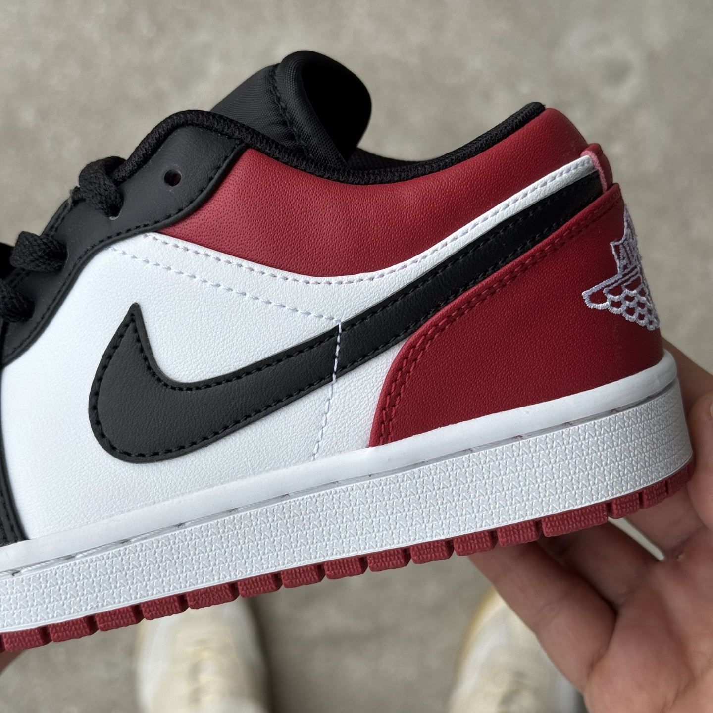  
D版 顶级性价比低帮！
Air Jordan AJ1 Low 低帮系列 红脚趾
鞋型细节堪称完美，非