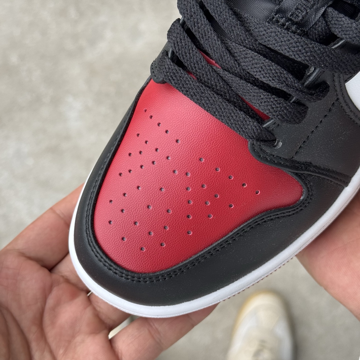  
D版 顶级性价比低帮！
Air Jordan AJ1 Low 低帮系列 红脚趾
鞋型细节堪称完美，非