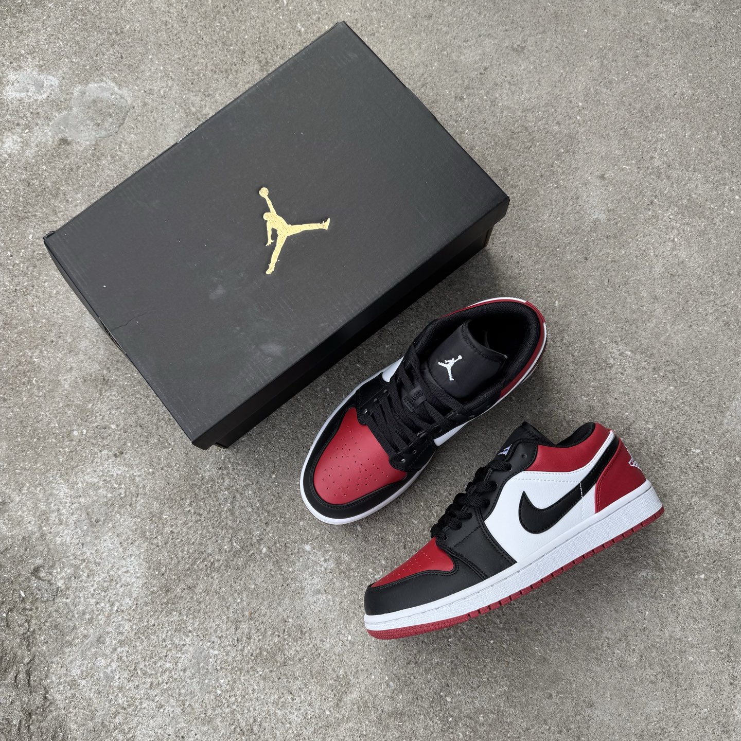  
D版 顶级性价比低帮！
Air Jordan AJ1 Low 低帮系列 红脚趾
鞋型细节堪称完美，非