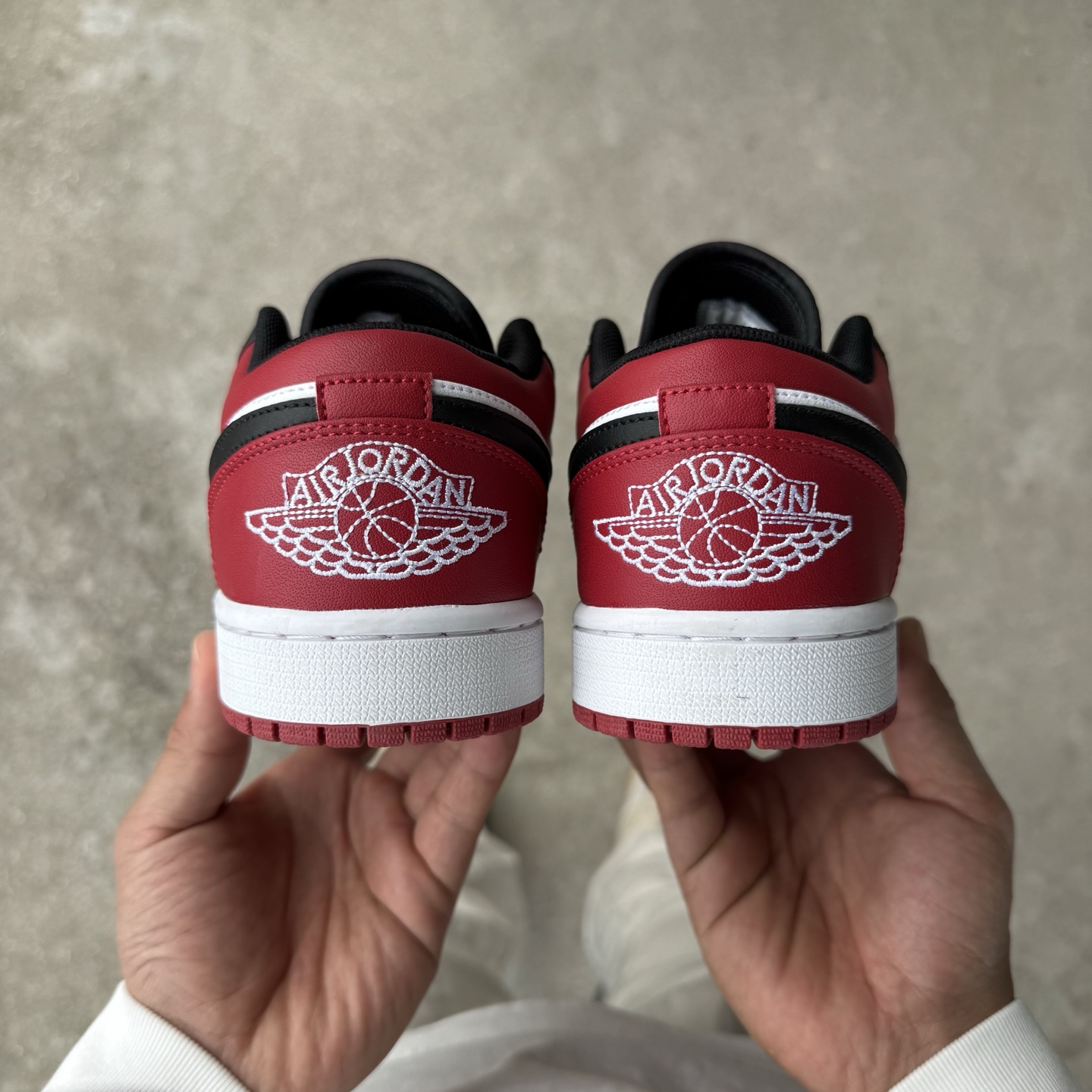  
D版 顶级性价比低帮！
Air Jordan AJ1 Low 低帮系列 红脚趾
鞋型细节堪称完美，非