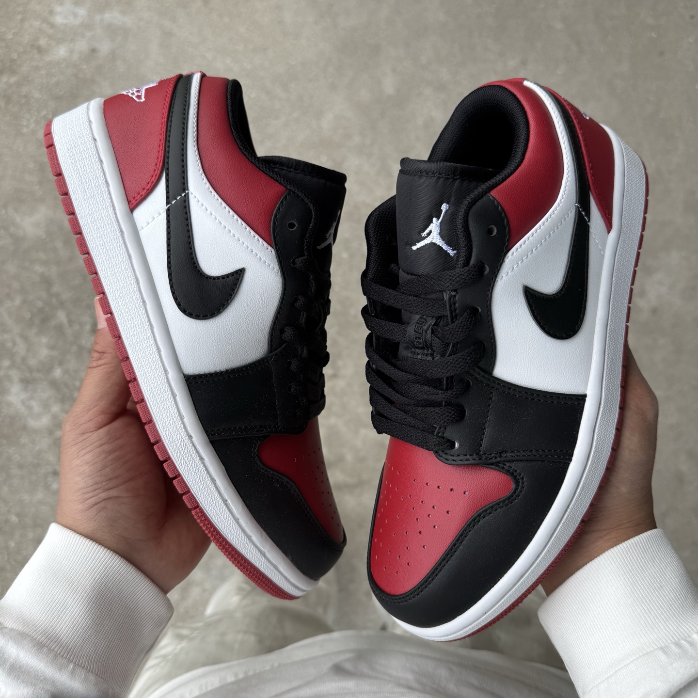  
D版 顶级性价比低帮！
Air Jordan AJ1 Low 低帮系列 红脚趾
鞋型细节堪称完美，非